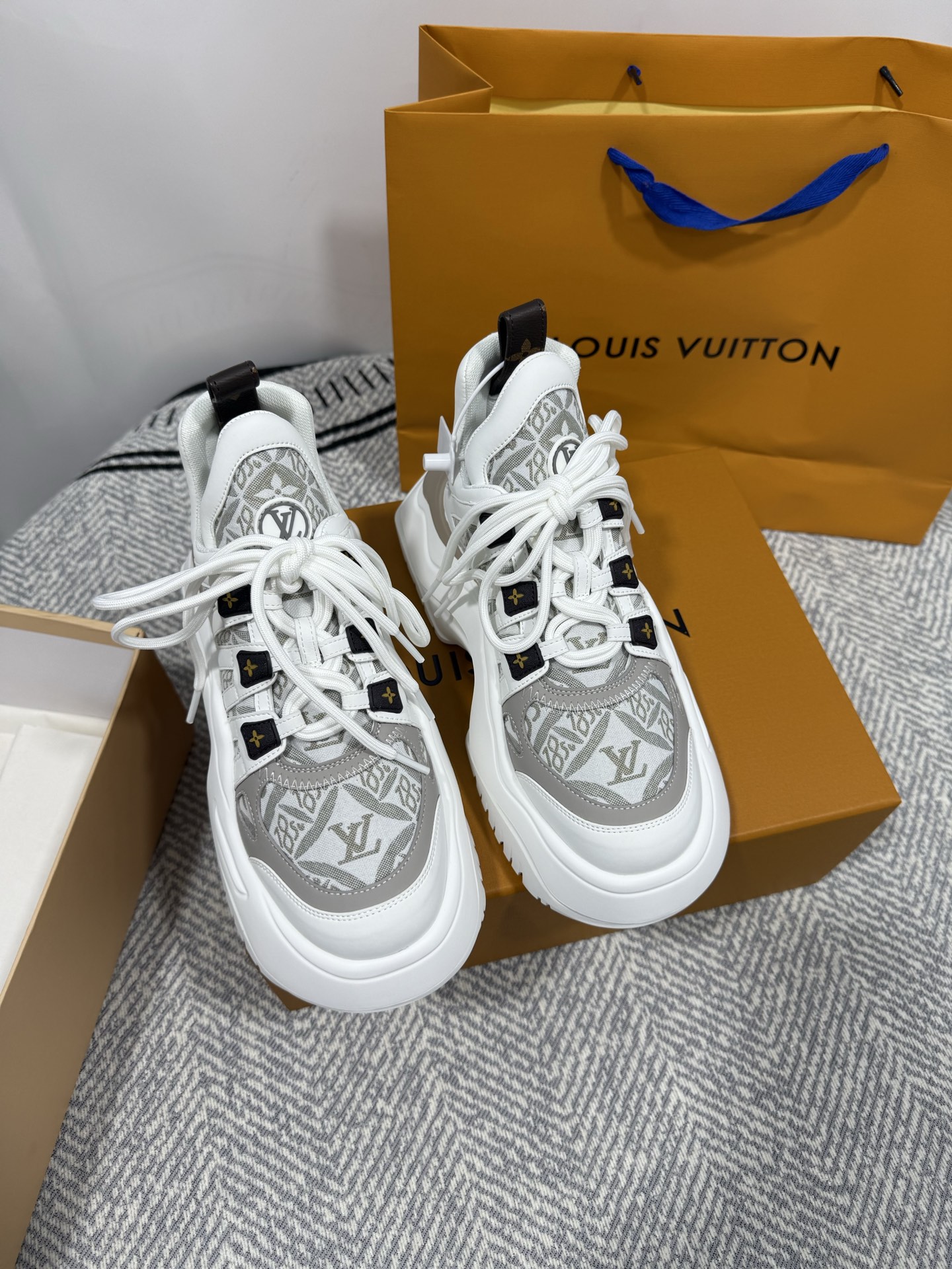 NO:248217,Top version LV Cruise curved women's shoes Archlight 2.0 catwalk women's shoes, full of futuristic and technological design. Don't be fooled by its silhouette appearance, increase the height by 8 cm!  It’s important to say three times that it’s not heavy, not heavy, not heavy, and it’s unexpectedly comfortable to wear!  Super thin legs!  Upper material mesh, cowhide, technology fabric combined with high density foam   rubber combination Size35-39 (40 41 Note #Special size customization without return or exchange), casual shoes/sports shoes, louis vuitton, sneakers, cowhide19860909顶级版本 LV Cruise弯底女鞋 Archlight2.0 走秀款女鞋,充满未来感和科技感的设计 不要被它的廓形的外表骗了,增高8厘米！ 并不沉并不沉并不沉重要的事情说三遍 上脚意外的舒适好穿！超显腿瘦！ 鞋面材质网面、牛皮革、科技面料 结合 鞋底材质高密度发泡 橡胶组合 Size35-39（40 41 注#特殊码数定制不退换）,休闲鞋/运动鞋,louis vuitton,sneakers,cowhide,Women's Shoes