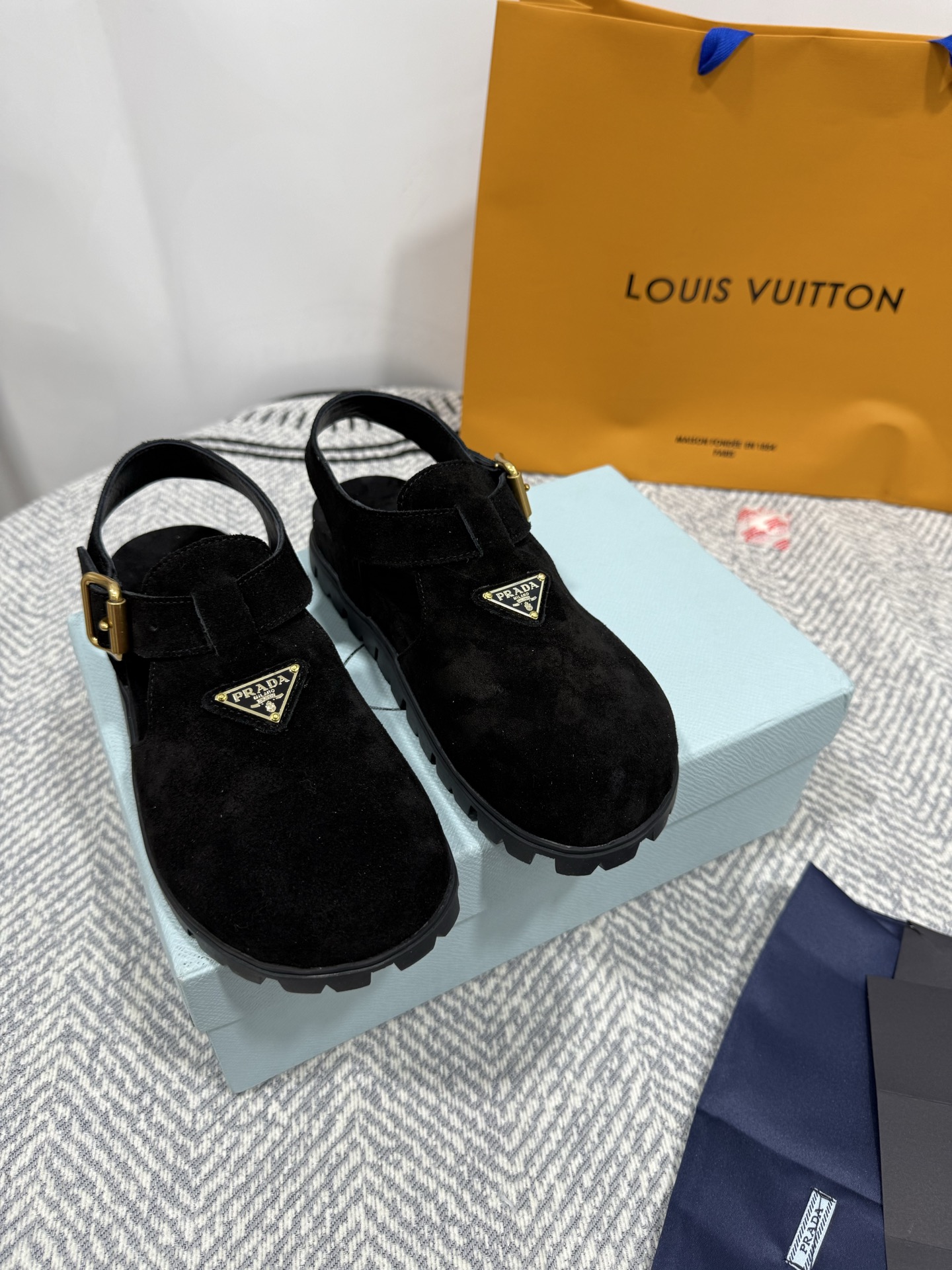 NO:253034,Top version Prada/Prada Triangle Marker Thick-soled Roman Rubber Sandals This shoe's iconic Monolith sole is made of rubber, with a heavy appearance and a light foot feel. It highlights the brand's traditional design characteristics through unique modern elements and expresses the double style of Prada. The shoe is made of rubber, presenting a stubborn and modern look, and absorbs a novel way to reinterpret the retro beach shoes, demonstrating the mix and match concept of Prada. size35-39 (40, 41 custom made without return or exchange), sandals, prada, prada, sandals19860909顶级版本 Prada/普拉达 三角标 厚底罗马橡胶凉鞋 这款鞋履标志性的Monolith鞋底采用橡胶打造,外观厚重而脚感轻盈,藉由别出心裁的现代元素彰显品牌传统设计特色,表达Prada的双重格调.鞋履采用橡胶打造,呈现顽趣的现代观感,汲取新颖的方式重释复古沙滩鞋,彰显Prada的混搭理念. size35-39（40、41定做不退换）,凉鞋,prada,prada,sandals,Women's Shoes