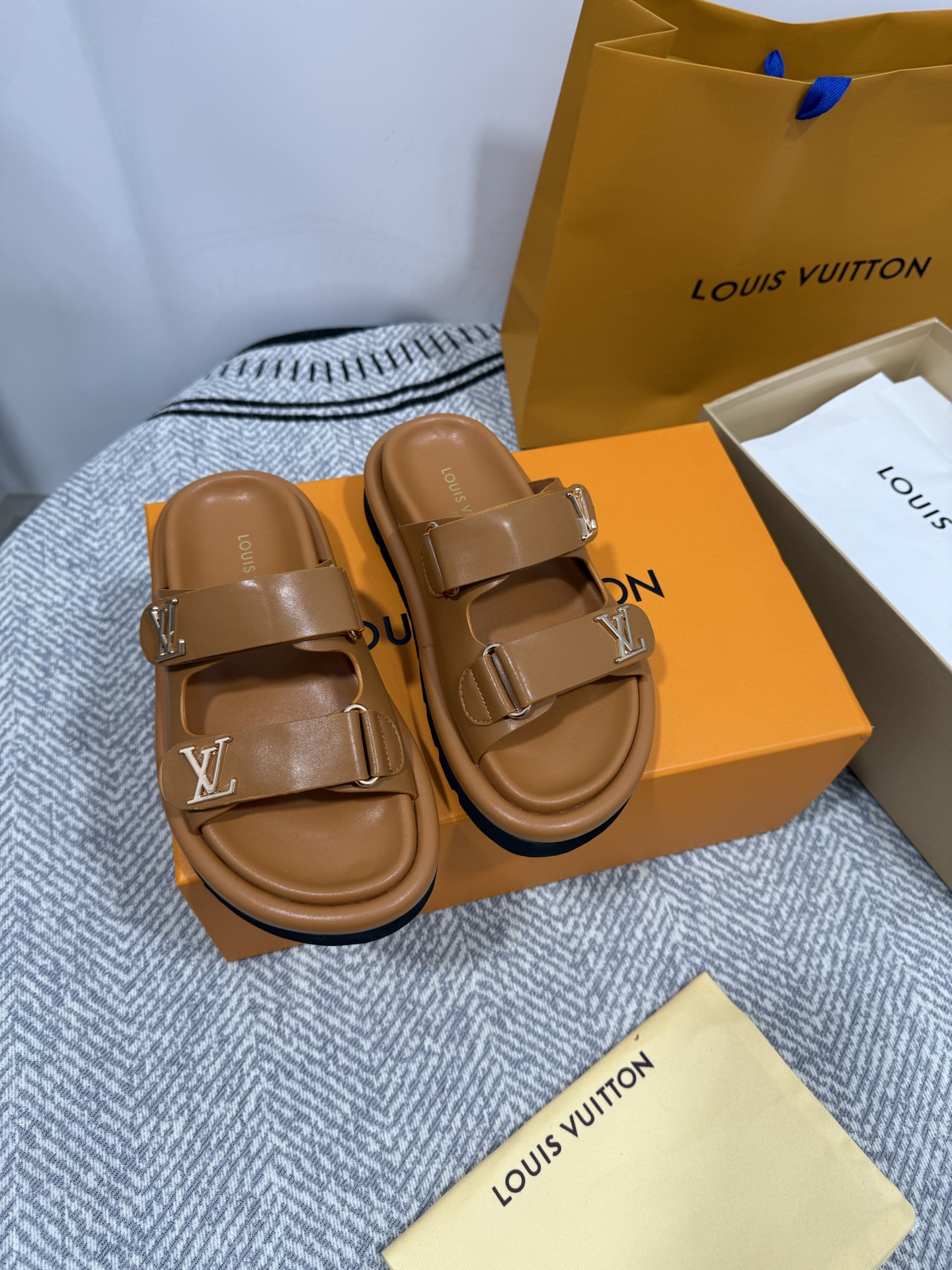 NO:255115,Couple model LOUIS Vuitton Top version latest catwalk flat sole versatile. The original Hong Kong version purchased one-to-one mold. This Sienna is versatile. Lafite embroidered LV letters and Monogram flowers, and is used to capture the light wind of summer with imported sheepskin inner. This year's style has added new elements compared to last year, which looks more famous. The upper is made of customized materials, electric embroidery, and the fabric is imported. Lafite ten cowhide leather. Inner: all sheepskin footbed sheepskin sole: water table wear-resistant and non-slip sole. Size for women 35-40 (40. 41 42 custom-made non-return and exchange) Men's 39-45 (45 custom-made non-return and exchange), slippers, louis vuitton, louis vuitton, slippers, cowhide, sheepskin19860909情侣款 LOUIS Vuitton 顶级版本最新走秀款平底百搭 香港原版购入一比一开模 本款Sienna百搭为拉菲草刺绣LV字母和Monogram花卉,与进口羊皮内里共同捕捉夏日轻风. 今年的款式比去年增加了新原素 显得更为大牌 鞋面采用订制材料电绣极费工时 面料进口拉菲草十牛皮 内里:全羊皮 垫脚羊皮 鞋底:水台耐磨防滑鞋底 码数女款35-40（40. 41 42定做不退换） 男款39-45（45定制不退换）,拖鞋,louis vuitton,louis vuitton,slippers,cowhide,sheepskin,Women's Shoes