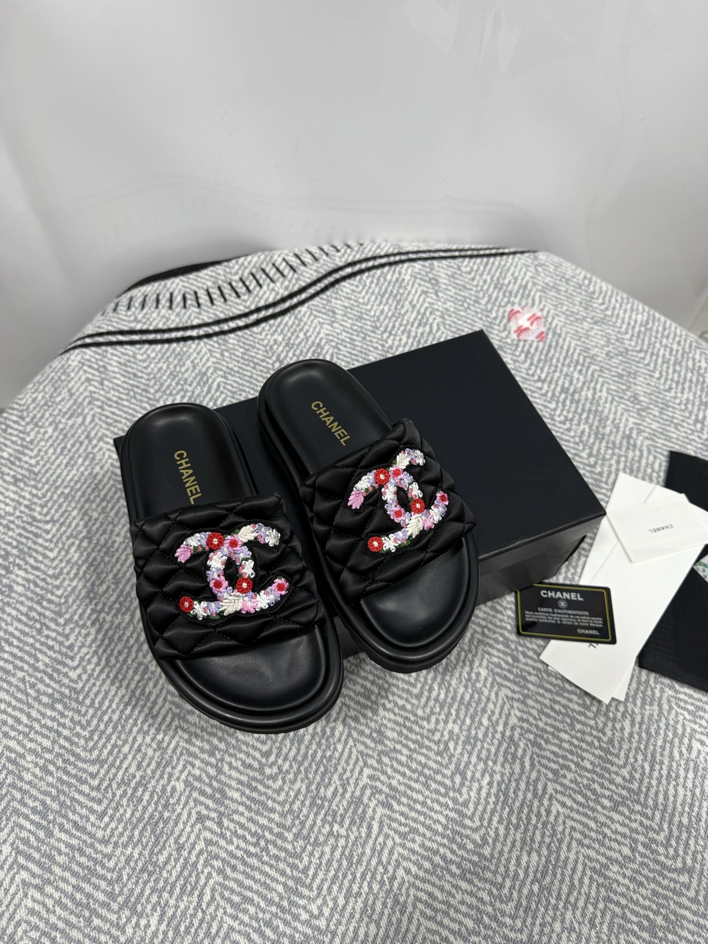NO:239428,Top version CHANEL/Chanel Xiaoxiang classic spring and summer thick-soled Velcro women's slippers Flat heel round toe retro silk cloth electric embroidered diamond color-blocked open-toe women's double C-diamond sandals Original development top-level high-end version Ao Diamond double C-buckle Material: Diamond electric embroidered sheepskin Inner: Water-dyed sheepskin inner outsole: IP foam original open mold sole Size: 35-40 (40.41 42 43 customized non-return and exchange), slippers, chanel, chanel, sandals, slippers, sheepskin, real silk19860909顶级版本CHANEL/香奈儿 小香经典春夏款厚底魔术贴女拖鞋 平跟圆头复古真丝布电绣菱格拼色露趾女双C钻扣凉鞋 原版开发顶级高端版本 奥钻双C扣 材质:菱格电绣羊皮 内里:水染羊皮内里 大底:IP发泡原版开模大底 Size:35-40 (40.41 42 43定制不退换),拖鞋,chanel,chanel,sandals,slippers,sheepskin,real silk,Women's Shoes