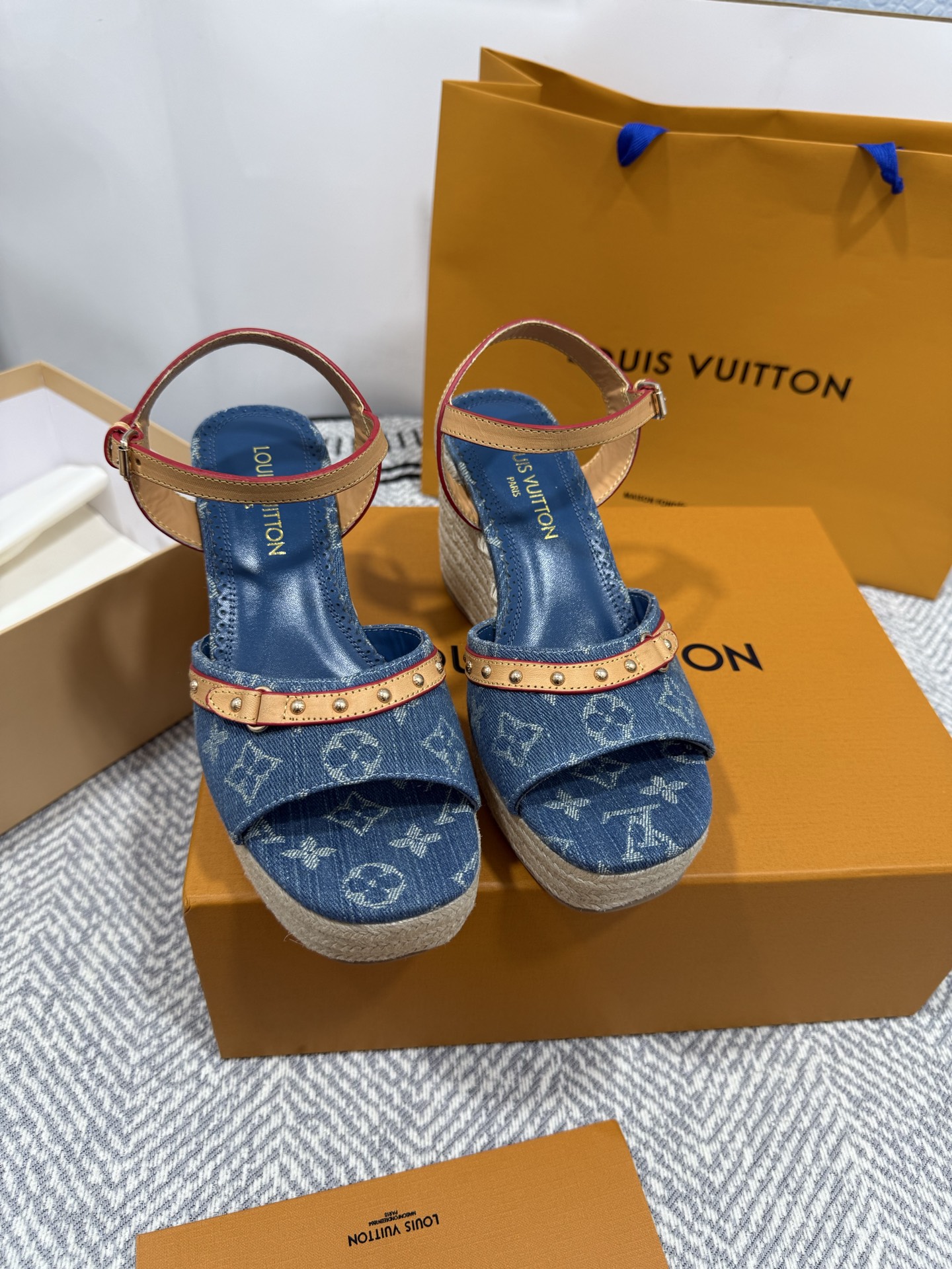 NO:253050,LOUIS Vuitton's latest catwalk thick-soled sandals. The original Hong Kong version was purchased with one-to-one opening mold. This year's style has added presbyterian elements compared to last year, which looks more famous. The leather model uses original antique waxed cowhide. The inner foot is full of sheepskin. The water table straw weaving technology package. The cloth is made of customized thickened canvas. The heel height is 10cm. The water table is 6cm. The size is 35-42 (40.41.42. Customized, no return or replacement) Original packaging., sandals, louis vuitton, sandals, espadrilles, cowhide, sheepskin19860909LOUIS Vuitton 最新走秀款厚底凉鞋  香港原版购入一比一开模  今年的款式比去年增加了老花原素 显得更为大牌  皮面款采用原版仿旧打蜡牛皮  内里垫脚全羊皮  水台草编技术包裹  布面采用订制加厚帆布料极费工时  跟高10cm 水台6cm 码数35-42 (40.41.42定制不退不换） 原版包装.,凉鞋,louis vuitton,sandals,espadrilles,cowhide,sheepskin,Women's Shoes