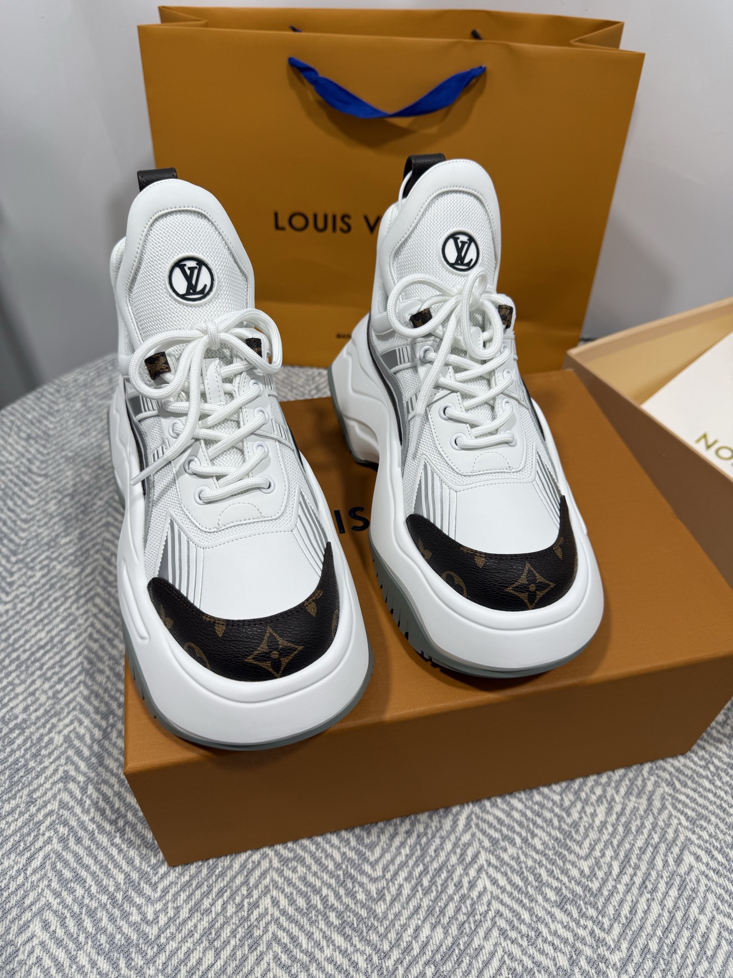 NO:253060,Top version LV Cruise curved women's shoes Archlight 2.0 catwalk women's shoes, full of futuristic and technological design. Don't be fooled by its silhouette appearance, increase the height by 8 cm!  It’s important to say three times that it’s not heavy, not heavy, not heavy, and it’s unexpectedly comfortable to wear!  Super thin legs!  Upper material mesh, cowhide, technology fabric combined with sole material high density foam   rubber combination Size35-39 (40 41 Note #Special size customization without return or exchange), dad shoes, louis vuitton, cowhide19860909顶级版本 LV Cruise弯底女鞋 Archlight2.0 走秀款女鞋,充满未来感和科技感的设计 不要被它的廓形的外表骗了,增高8厘米！ 并不沉并不沉并不沉重要的事情说三遍 上脚意外的舒适好穿！超显腿瘦！ 鞋面材质网面、牛皮革、科技面料 结合 鞋底材质高密度发泡 橡胶组合 Size35-39（40 41 注#特殊码数定制不退换）,老爹鞋,louis vuitton,cowhide,Women's Shoes