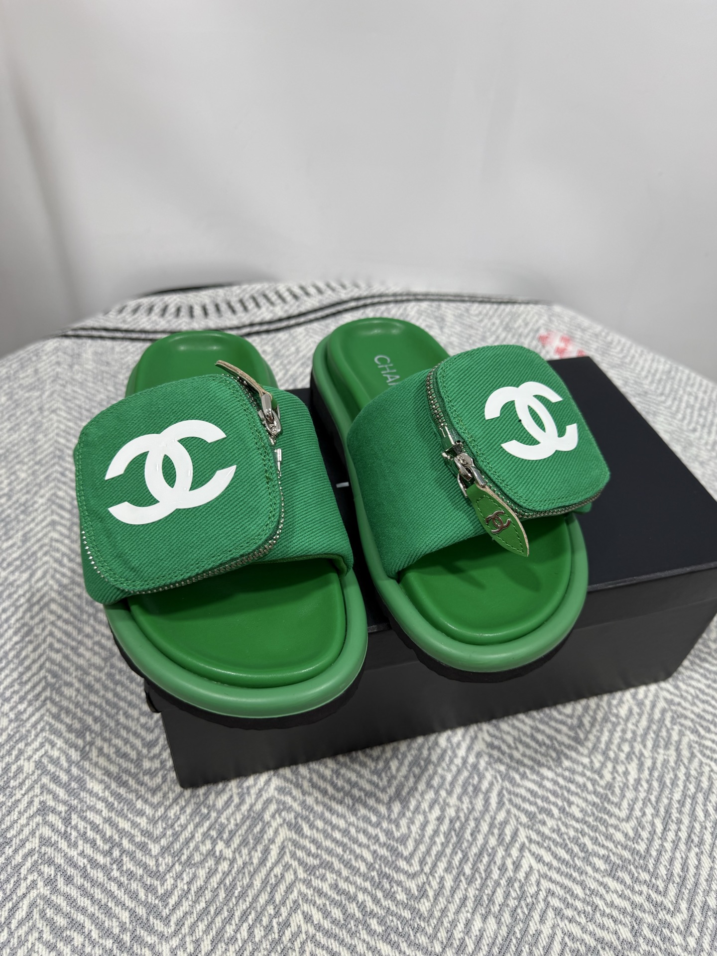 NO:245525,Top version CHANEL/Chanel Xiaoxiang classic spring and summer thick-soled Velcro women's slippers Flat heel round toe retro silk cloth electric embroidered diamond color-blocked open-toe women's double C-diamond buckle sandals Original development top-level high-end version Ao Diamond double C-buckle Material: denim lining: water-dyed sheepskin inner lining outsole: IP foam original open mold sole Size: 35-40 (40.41 42 43 customization without return or exchange)., Slippers, chanel, chanel, sandals, slippers, sheepskin, real silk19860909顶级版本CHANEL/香奈儿 小香经典春夏款厚底魔术贴女拖鞋 平跟圆头复古真丝布电绣菱格拼色露趾女双C钻扣凉鞋 原版开发顶级高端版本 奥钻双C扣 材质:牛仔布 内里:水染羊皮内里 大底:IP发泡原版开模大底 Size:35-40 (40.41 42 43定制不退换).,拖鞋,chanel,chanel,sandals,slippers,sheepskin,real silk,Women's Shoes