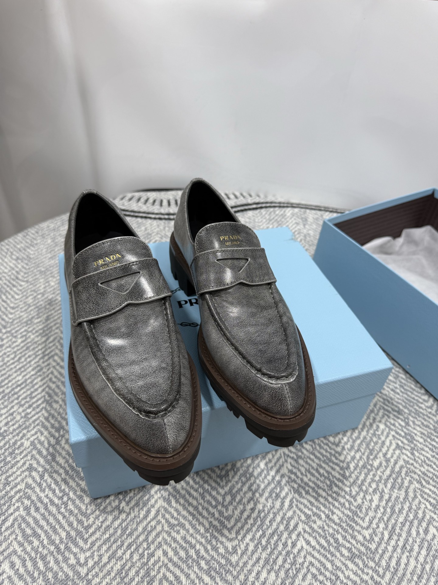 NO:253025,Women's PRADA triangular buckle loafers, simple partition design, extremely recognizable LOGO, brand effect is very eye-catching and versatile, upper edge bead material, very textured, fabric: imported edge bead cowhide Inner: imported cowhide lining/foot pad Outsole: original mold open sole Size: 35-39 (40-41 custom made, loafers, prada, prada, loafers, cowhide19860909女款 PRADA普拉达三角扣乐福鞋、简约的隔板设计、搭配极度辨识度的LOGO、品牌效应非常扎眼百搭不过时的版面、鞋面开边珠材料、非常有质感、 面料:进口开边珠牛皮 内里:进口牛皮里/垫脚 大底:原版开模大底 码数: 35-39（40-41定做,乐福鞋,prada,prada,loafers,cowhide,Women's Shoes