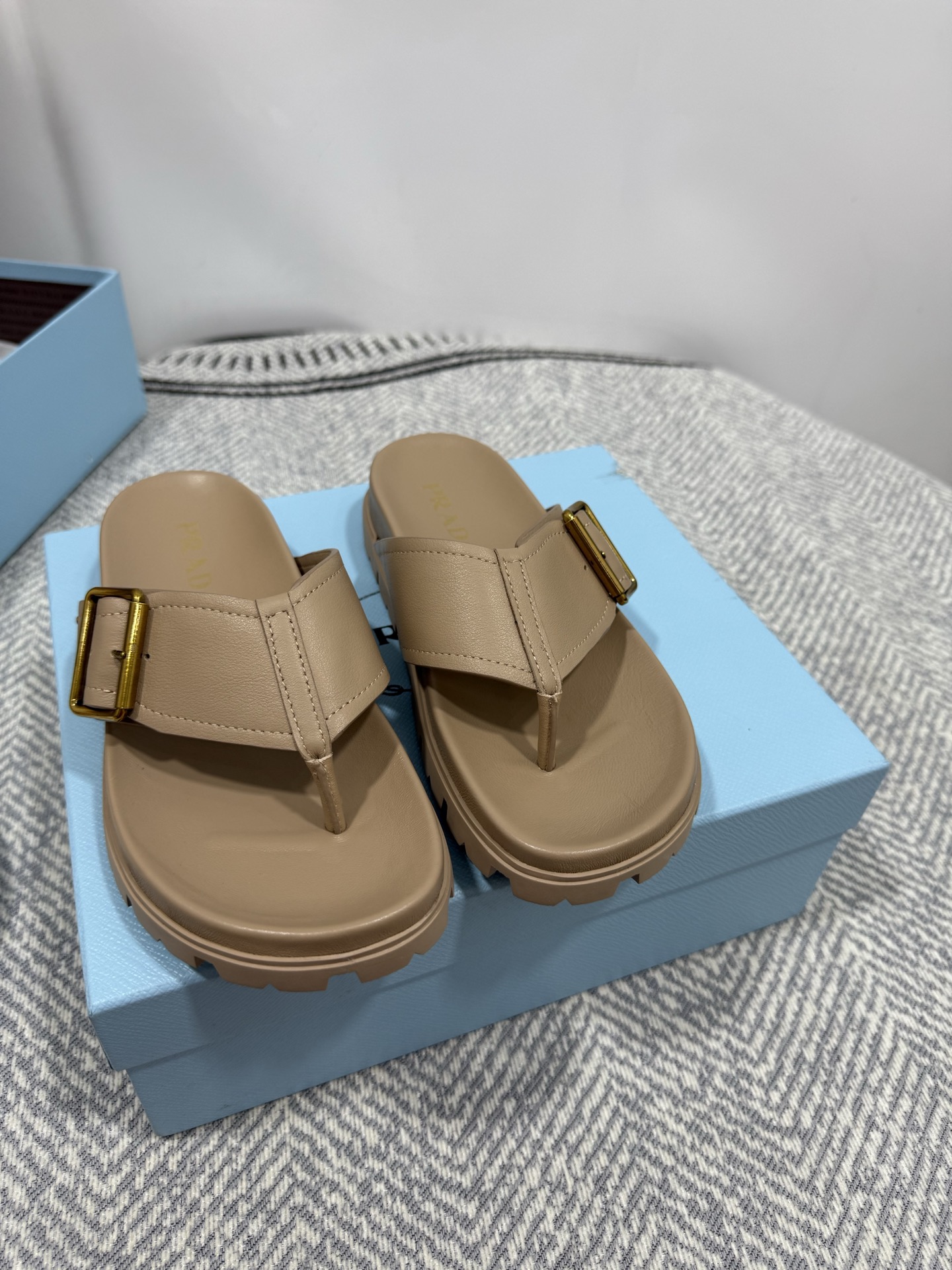 NO:253039,Top version PRADA/Prada spring and summer new sponge bubble slippers New bread slippers, fat and sturdy, super comfortable and soft Original version purchased 1:1, perfect details, comfortable and comfortable to match with spring and summer beauty, exquisite and delicate upper original ox fleece inner lining/foot pad mixed lambskin original mold opening heel height 2cm size 35-41 (custom made of 40 and 41) Packaging original full set of packaging, split-toe shoes, prada, prada, slippers, sheepskin19860909顶级版本 PRADA/普拉达春夏新款海绵泡泡拖鞋 新款面包拖鞋、胖墩墩样子可爱极了、超级舒服柔软 原版购入1:1开发,细节完美,上脚舒适可任意配搭春夏的美饰服丽,精耐致看 鞋面原版牛反绒 内里内里/ 垫脚 混种小羊皮 大底原版开模 跟高2cm 码数35-41（40、41订做） 包装原版全套包装,分趾鞋,prada,prada,slippers,sheepskin,Women's Shoes