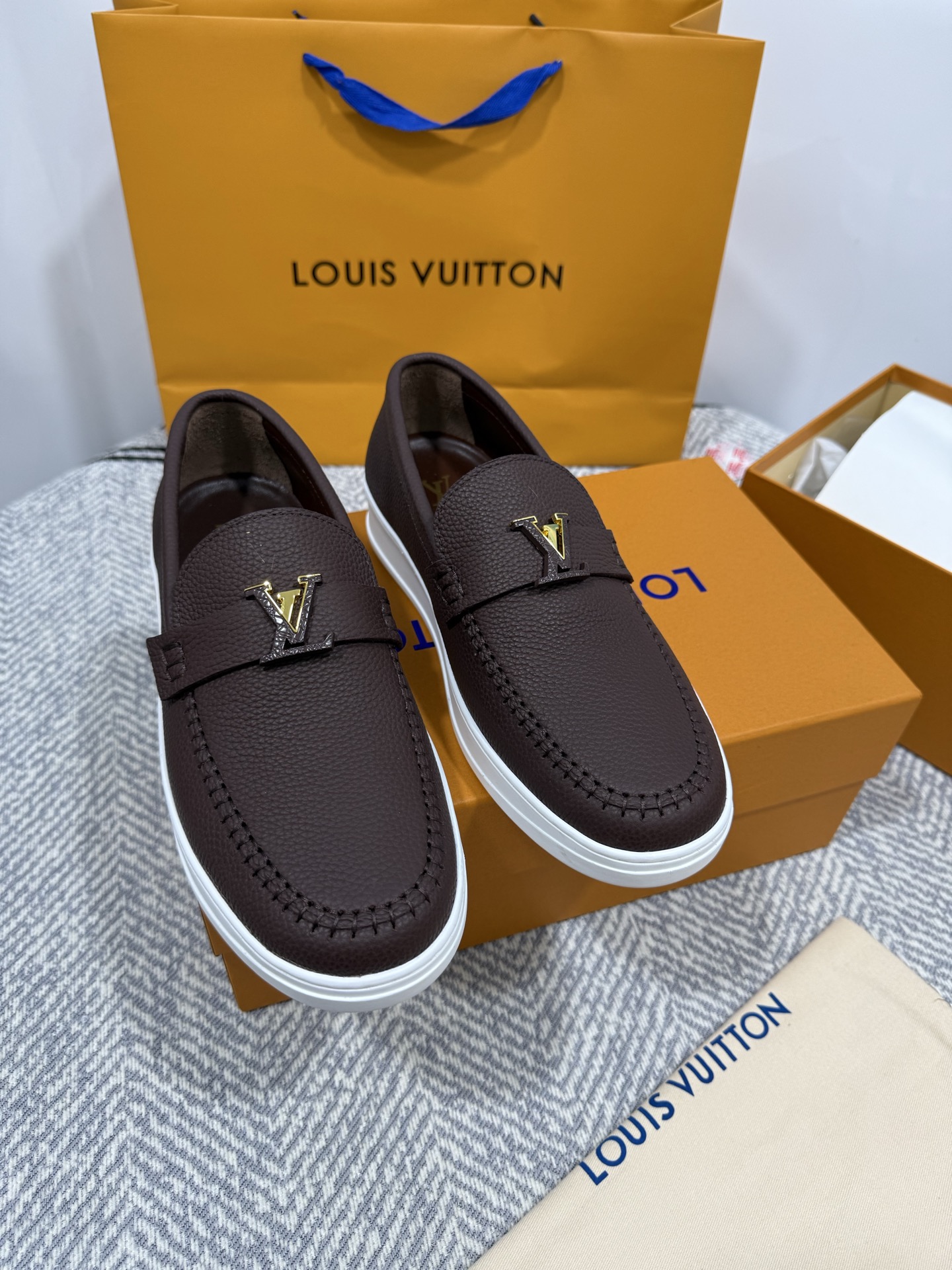 NO:255117,New style Purchase quality LV~ Louis Vuitton suit business shoes series!  by Virgin Abloh's best-looking sneakers, donkey brand promotes new products, and the official website's limited-edition retro basketball sneakers!  High and low gangs all spent a lot of money to buy the original version with accurate reproduction of 1:1, the details are invincible, sincere, imported customized original cowhide, the original version is consistent with the package method, the details are 100% restored, the private model customized original integrated TPU bottom, which is different from other companies, and without the original version, you cannot achieve this effect!  L The best men's shoes in the past, don't miss them!  Imported calfskin fabric, imported water dyed cowhide lining / footbed, outsole TPU sole Size men's 39-44 (46.45 custom made without return), casual shoes/sports shoes, louis vuitton, louis vuitton, louis vuitton, louis vuitton, sneakers, business suit, cowhide19860909新款 代购品质LV～路易威登西装商务鞋系列！by Virgin Abloh最好看的运动鞋,驴牌力推新品,官网限定款复古篮球运动鞋！高帮低帮均花血本购入原版1:1精准复刻、细节很无敌、诚意满满、进口定制原版牛皮,原版一致套包做法,细节百分百还原、私模定制原版一体成型TPU大底、区别于别家、没有原版是开不出这效果的！L历年来最好看的男鞋、千万不要错过！ 面料进口小牛皮 内里进口水染牛皮里/垫脚 大底TPU底 Size男款39-44（46.45定做不退换）,休闲鞋/运动鞋,louis vuitton,louis vuitton,louis vuitton,sneakers,business suit,cowhide,Women's Shoes