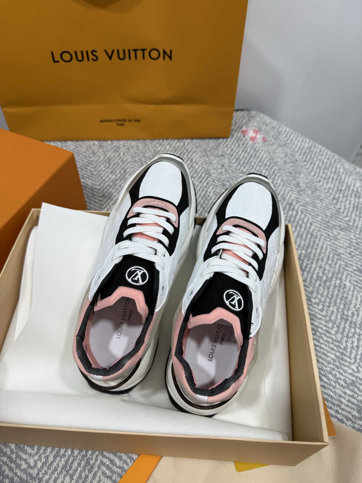 NO:886389,Top version LV Louis Vuitton popular RUN 55 sneakers mesh floral four-leaf clover casual Sneaker running shoes dad shoes original purchase development and production This Run 55 sneaker returns in the new season, splicing technical fabrics and leather to achieve a casual urban configuration. The side is embellished with a unique Monogram flower pattern. The thickened rubber outsole once again interprets the inspiration of classic running shoes to achieve a comfortable and rebound experience. Exquisite packaging at the delivery counter  Fabric: Original custom imported cowhide material Lining: High-pressure shaping breathable mesh lining Outsole: Exclusive molded TPU+PU combination sole Sole thickness: 5.5cm Size: Women's 35-40 (41 customized non-returnable) Men's 39-45, casual shoes/sports shoes, louis vuitton, louis vuitton, sneakers, cowhide19860909顶级版本 LV路易威登 爆款RUN 55 运动鞋 网面 花卉 四叶草 休闲 Sneaker跑鞋 老爹鞋 原版购入开发 做货 本款 Run 55 运动鞋于新季焕新回归,拼接科技面料与皮革,成就闲适都市构型.侧面点缀别致 Monogram 花卉图案.加厚橡胶外底再度诠释经典跑鞋的灵感启发,实现舒适回弹体验. 配送专柜精美包装 面料: 原版定制进口牛皮材质 内里: 高压定型透气网里 大底: 独家开模TPU+PU组合底 底厚: 5.5cm Size: 女款35-40（41定制不退换） 男款39-45,休闲鞋/运动鞋,louis vuitton,louis vuitton,sneakers,cowhide,Women's Shoes
