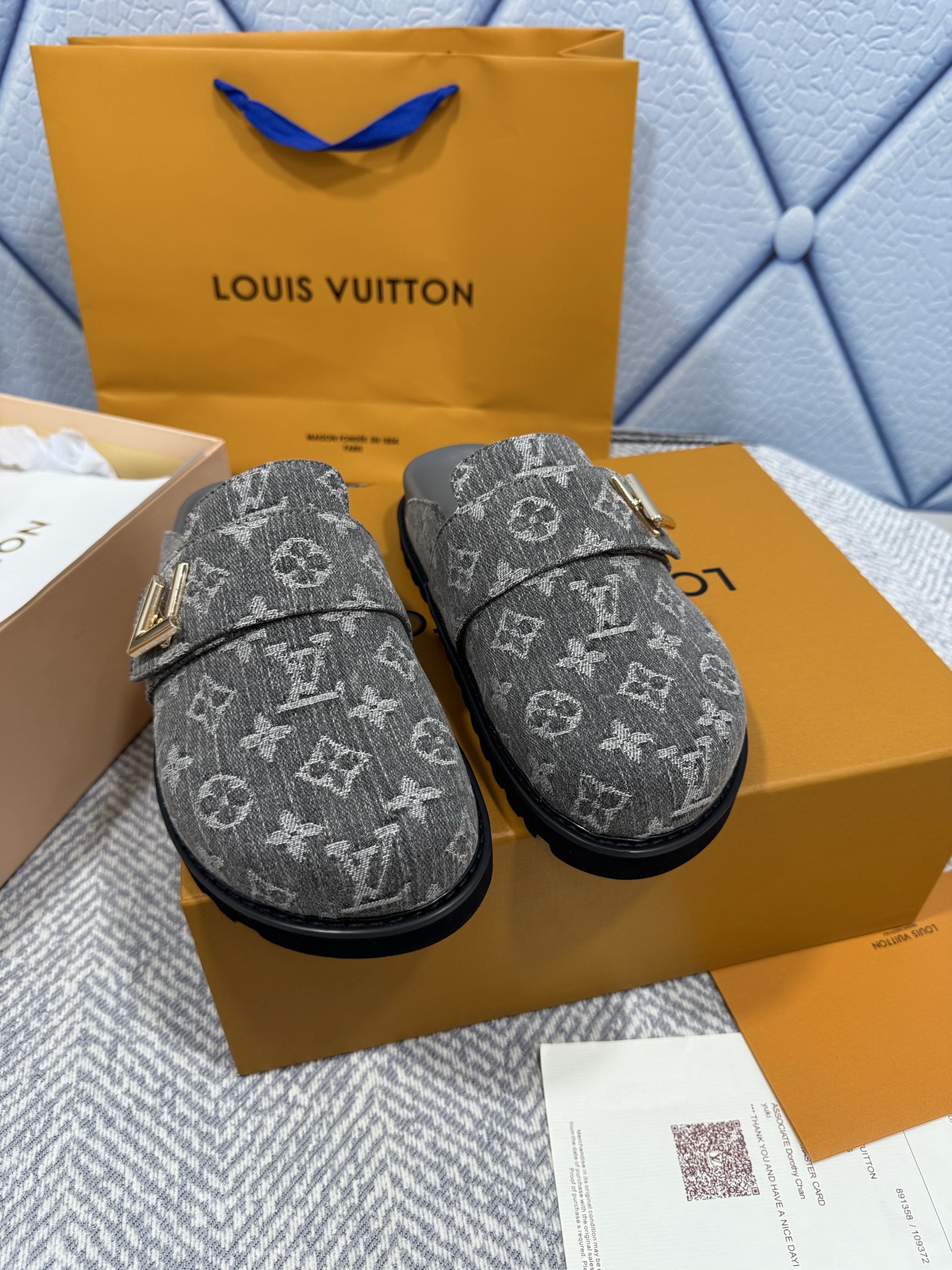 NO:245550,LV | Louis Vuitton early spring new product Top version The counter is the latest model Slippers/cat heel slippers New in hard products Cowhide upper/grain cowhide/denim imported goatskin lining with heels high flat shoe size: 35-45 (46 custom made without return or exchange), semi-torque, louis vuitton, louis vuitton, slippers, cowhide, sheepskin19860909LV | 路易威登早春新品 顶级版本 专柜主打最新款 拖鞋/猫跟拖鞋 硬货上新 鞋面牛皮/粒面牛皮/牛仔布 内里进口山羊皮里 跟高平底 鞋码: 35-45（46定制不退换）,半拖,louis vuitton,louis vuitton,slippers,cowhide,sheepskin,Women's Shoes