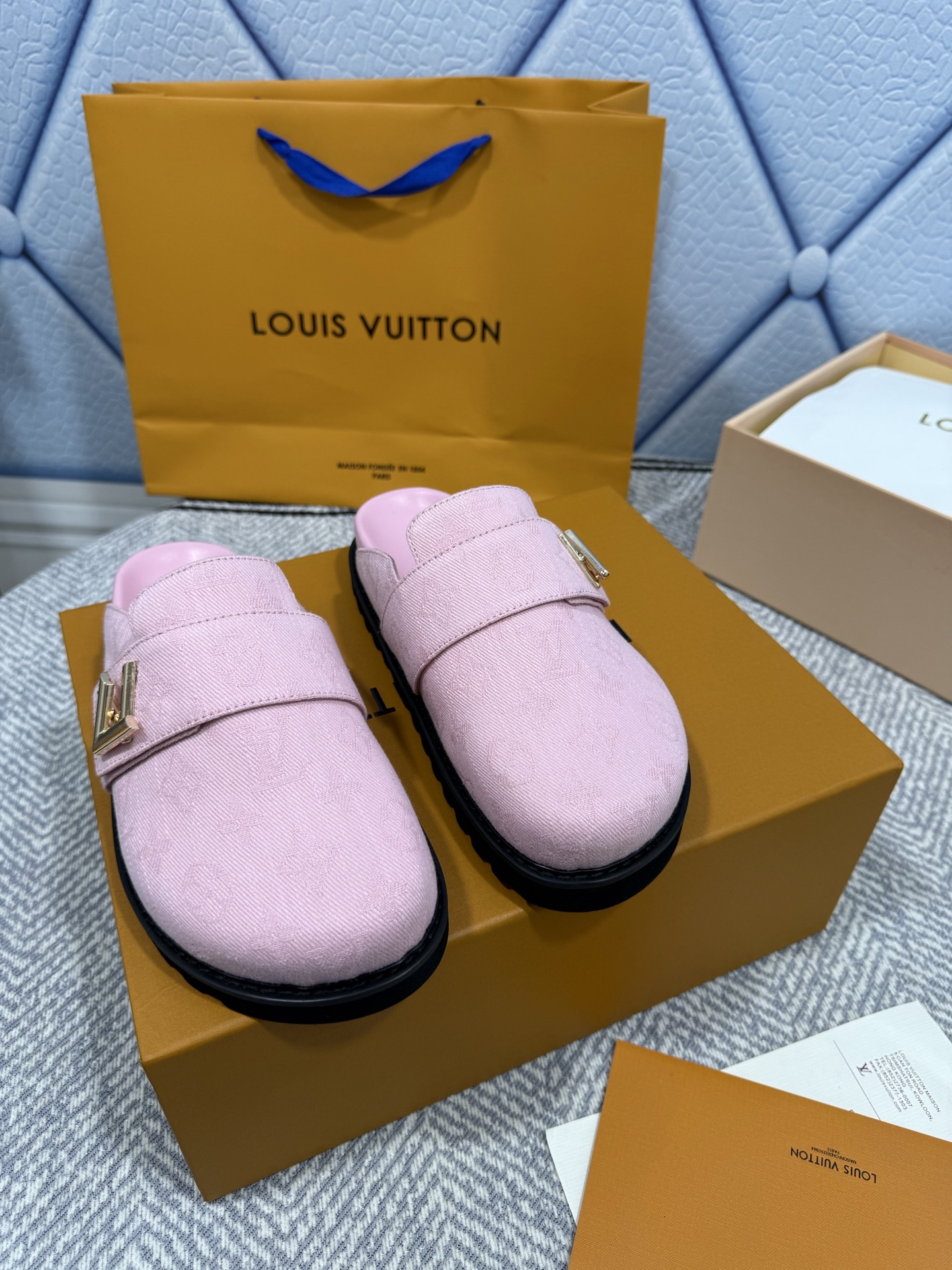 NO:245555,LV | Louis Vuitton early spring new product Top version The counter is the latest model Slippers/cat heel slippers New in hard products Cowhide upper/grain cowhide/denim imported goatskin lining with heels high flat shoe size: 35-45 (46 custom made without return or exchange), semi-torque, louis vuitton, louis vuitton, slippers, cowhide, sheepskin19860909LV | 路易威登早春新品 顶级版本 专柜主打最新款 拖鞋/猫跟拖鞋 硬货上新 鞋面牛皮/粒面牛皮/牛仔布 内里进口山羊皮里 跟高平底 鞋码: 35-45（46定制不退换）,半拖,louis vuitton,louis vuitton,slippers,cowhide,sheepskin,Women's Shoes