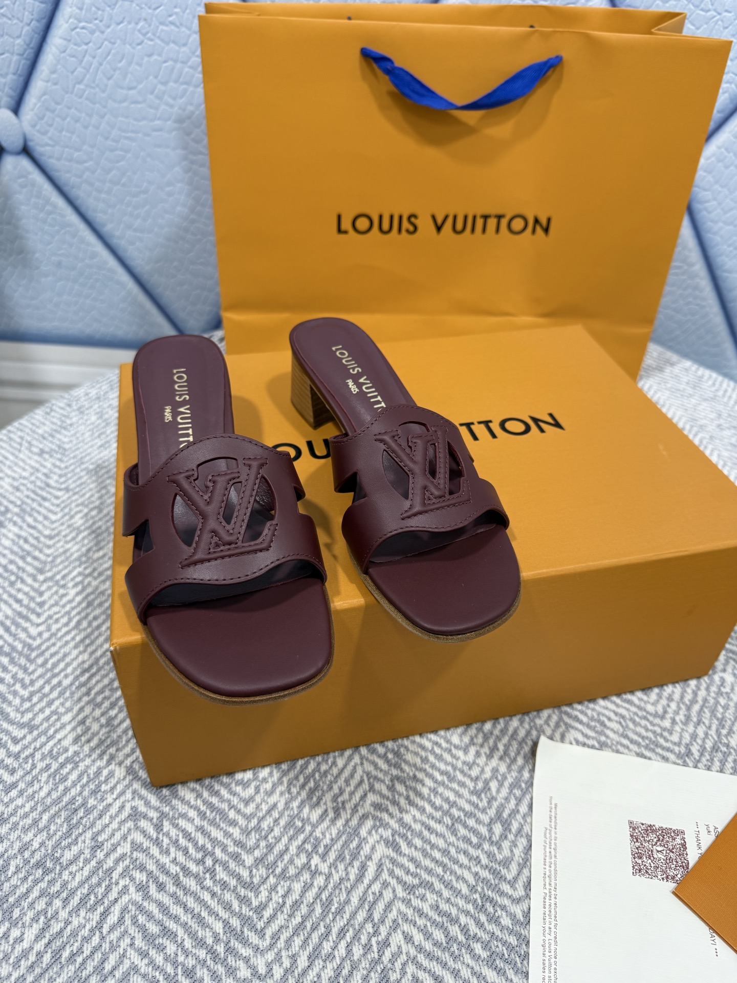 NO:245520,Top version LV New denim cat heel slippers sandals This Helios sandals are made of bleached Monogram denim canvas and are eye-catching with natural leather trim. The watch features exquisite gold details such as elegant studs inspired by the historic Louis Vuitton suitcase and buckles with decorative ankle straps. Material: denim cowhide Inner: footbed all sheepskin Outsole: genuine leather sole Heel height 5cm Shoe size: 35-40 (34.41. Custom made non-return), slippers, louis vuitton, louis vuitton, sandals, slippers, cowhide, sheepskin19860909顶级版本 LV 新款牛仔布猫跟拖鞋凉鞋 这款 Helios 凉鞋采用漂白Monogram 牛仔帆布制成,搭配天然皮革饰边,引人注目.该表款以精致的金色细节为特色,例如灵感来自历史悠久的路易威登行李箱的优雅铆钉和装饰踝带的搭扣. 材料:牛仔布牛皮 内里:垫脚全羊皮 大底:真皮的底 跟高5cm 鞋码: 35-40(34.41.定做不退换),拖鞋,louis vuitton,louis vuitton,sandals,slippers,cowhide,sheepskin,Women's Shoes