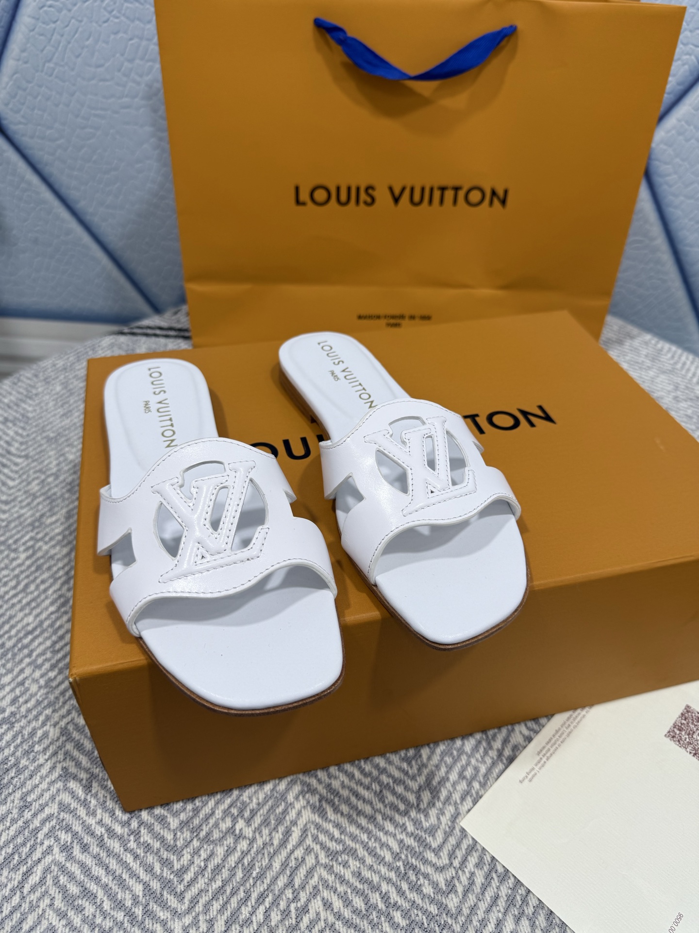 NO:245523,Top version LV New denim slippers sandals This Helios sandals are made of bleached Monogram denim canvas and are eye-catching with natural leather trim. The watch features exquisite gold details such as elegant studs inspired by the historic Louis Vuitton suitcase and buckles with decorative ankle straps. Material: cowhide Inner: full sheepskin footbed Outsole: genuine leather sole Shoe size: 35-40 (34.41. Custom made non-return), slippers, louis vuitton, louis vuitton, sandals, slippers, cowhide, sheepskin19860909顶级版本 LV 新款牛仔布拖鞋凉鞋 这款 Helios 凉鞋采用漂白Monogram 牛仔帆布制成,搭配天然皮革饰边,引人注目.该表款以精致的金色细节为特色,例如灵感来自历史悠久的路易威登行李箱的优雅铆钉和装饰踝带的搭扣. 材料:牛皮 内里:垫脚全羊皮 大底:真皮的底  鞋码: 35-40(34.41.定做不退换),拖鞋,louis vuitton,louis vuitton,sandals,slippers,cowhide,sheepskin,Women's Shoes