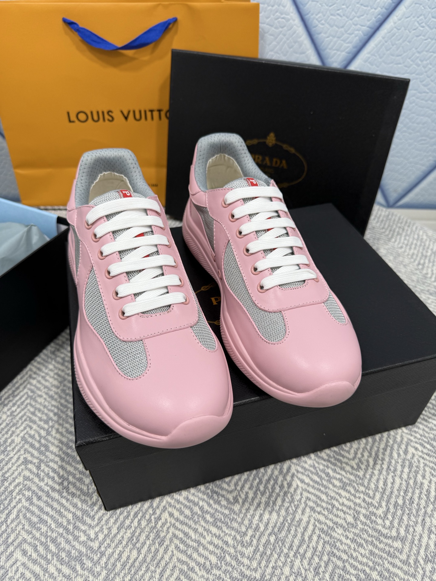 NO:239432,Top quality Prada new arrival~ Prada new couple sneakers - upgraded version This year, both last/upper craftsmanship/face material/ have been fully upgraded. 1 The shoe has been modified a lot, which is more delicate and has very good wrapping. 2 The entire upper is fully oiled and craftsmanship, which consumes labor and time and increases costs!  3 The texture of the dough/including the inner lining is very good, wear-resistant, and the comfort is doubled ~ the overall effect/classification is greatly improved Material and craftsmanship The upper original calfskin original cowhide inner lining Custom triangle logo Original tpu combination sole size Women's model 35-40 Men's model 39-45 (46 Notes 4730 Customized non-return and exchange), casual shoes/sports shoes, prada, prada, sneakers, cowhide19860909顶级品质 Prada new arrival～ 普拉达新款情侣款运动鞋 — 升级版本 今年无论是楦型/鞋面工艺/面皮材料/都已全面升级 1鞋型修饰了许多,比较秀气,包裹性非常好 2整个鞋面全油边工艺,费工费时还增加了成本！ 3这次采用的面皮/包括内里质感都超好 耐穿耐磨, 而且舒适度倍增～整体效果/档次感大大的提升 材质与工艺 鞋面原版小牛皮 原版牛皮内里 定制三角徽标 原版tpu组合鞋底 size女款35-40 男款39-45（46 注4730定制不退换）,休闲鞋/运动鞋,prada,prada,sneakers,cowhide,Women's Shoes