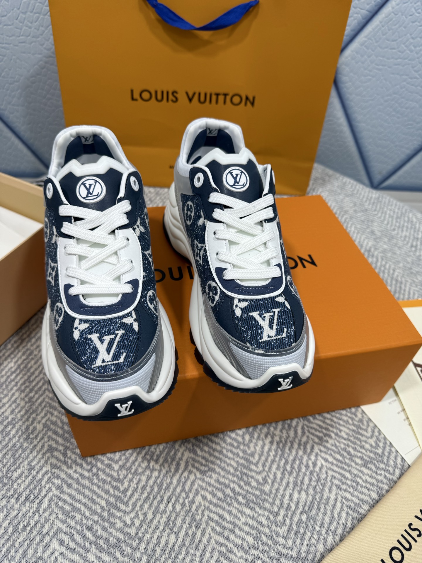 NO:239430,Top version LV Louis Vuitton popular RUN 55 sports shoes mesh flowers four-leaf clover casual Sneaker running shoes dad shoes original purchase and development made this model Run 55 sports shoes are renovated in the new season, splicing technology fabrics and leather to create a leisurely urban configuration. The side is decorated with unique Monogram floral patterns. Thickened rubber outsole once again interprets the inspiration of classic running shoes, achieving a comfortable rebound experience. Delivery counter exquisite packaging Fabric: Original custom imported cowhide material Inner: High pressure fixed breathable mesh Outsole: Exclusive mold-opening TPU PU combination sole Sole: 5.5cm Size: Women's 35-40 (41 custom-made non-return and exchange), dad shoes, louis vuitton, louis  vuitton,sneakers,cowhide19860909顶级版本 LV路易威登 爆款RUN 55 运动鞋 网面 花卉 四叶草 休闲 Sneaker跑鞋 老爹鞋 原版购入开发 做货 本款 Run 55 运动鞋于新季焕新回归,拼接科技面料与皮革,成就闲适都市构型.侧面点缀别致 Monogram 花卉图案.加厚橡胶外底再度诠释经典跑鞋的灵感启发,实现舒适回弹体验. 配送专柜精美包装 面料: 原版定制进口牛皮材质 内里: 高压定型透气网里 大底: 独家开模TPU PU组合底 底厚: 5.5cm Size: 女款35-40（41定制不退换）,老爹鞋,louis vuitton,louis vuitton,sneakers,cowhide,Women's Shoes