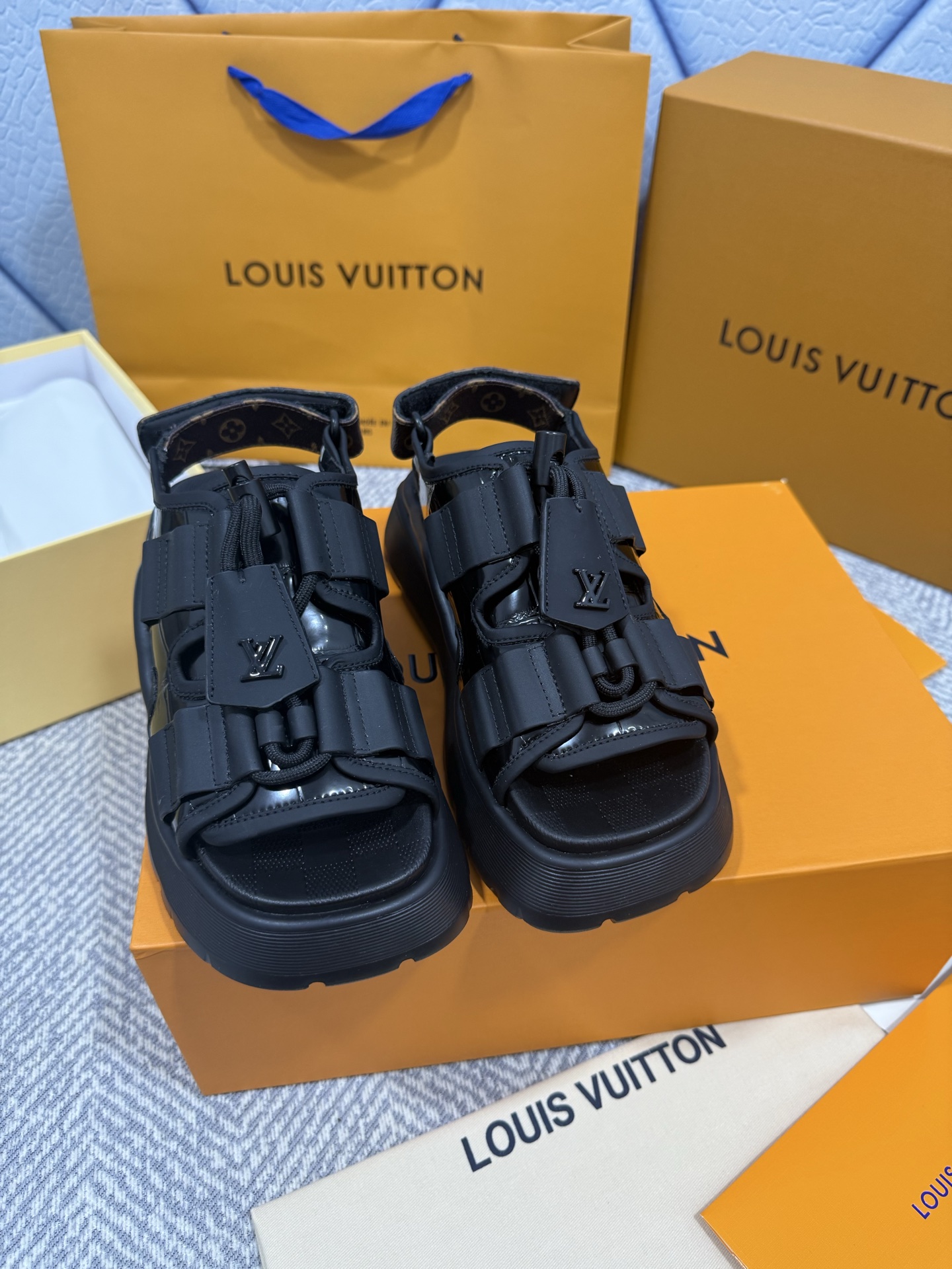NO:262340,Louis Vuitton MAYA FLATFORM sandals This Maya Flatform sandals are made of smooth ox patent leather, allowing wide shoelaces to shuttle between the leather tongue, and then inject the brand essence with the metal LV Circle logo. The rubber outsole inherits the color of the upper, and the light leather thick sole is perfect and elegant. Cowhide open-edge beaded leather heel high thick sole 4 cm size 35-40 (41.42 custom made without return), sandals, christian louboutin, louis vuitton, louis vuitton, louis vuitton, louis vuitton, tom ford, sandals, cowhide19860909Louis Vuitton 路易威登 MAYA FLATFORM 凉鞋  本款 Maya Flatform 凉鞋选用光滑牛漆皮革,令宽幅鞋带穿梭于皮革鞋舌之间,再以金属 LV Circle 标识注入品牌底蕴.橡胶外底承袭鞋面色调,轻盈皮革厚底完善雅致风范.牛皮开边珠革 跟高厚底 4 厘米 码数35-40 (41.42定做不退换),凉鞋,christian louboutin,louis vuitton,louis vuitton,louis vuitton,tom ford,sandals,cowhide,Women's Shoes