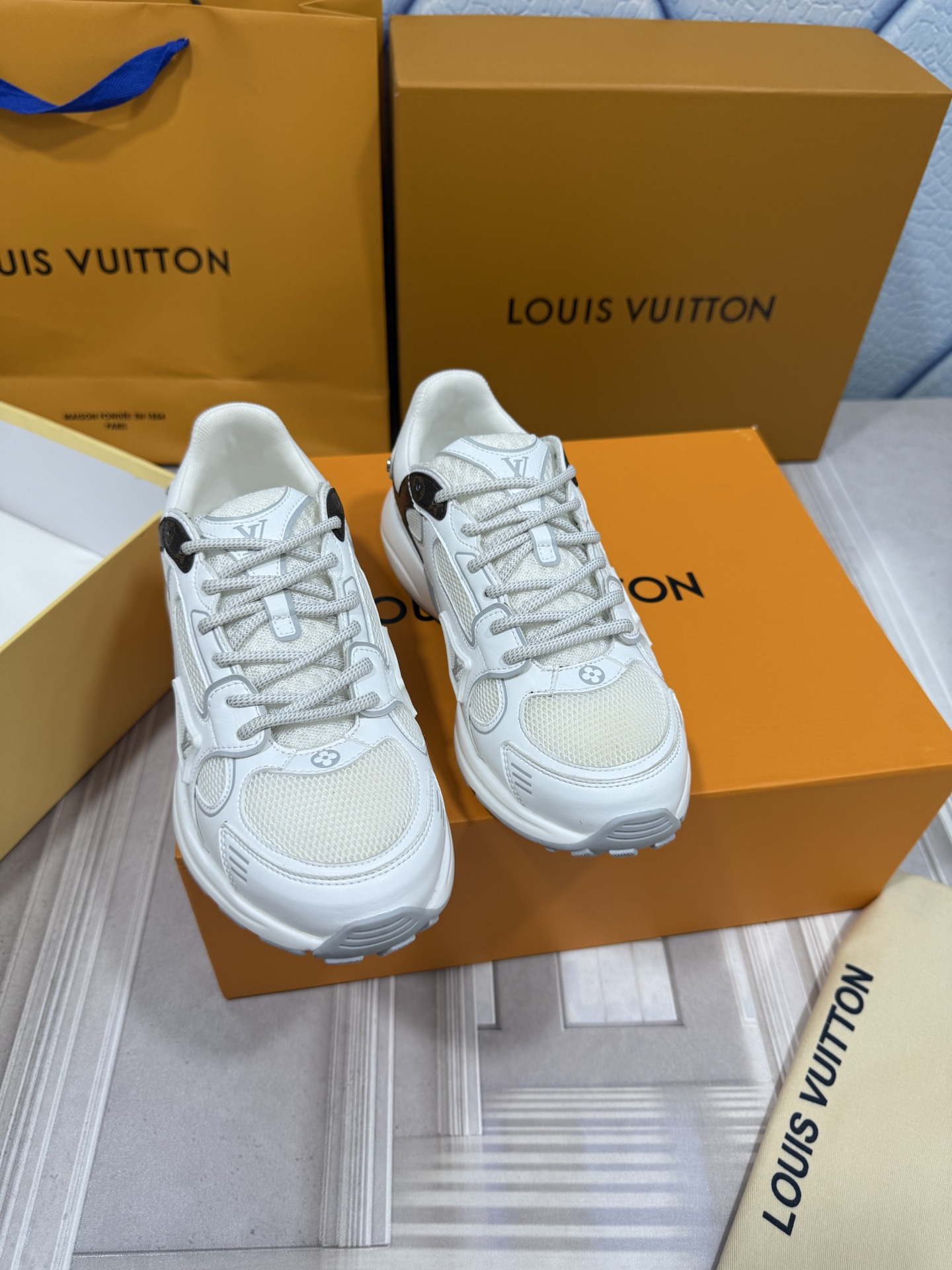 NO:262342,LV Louis Vuitton L Home Donkey Brand Latest Olympia Series Couple Model Silver Horn King Casual Sports Shoes Running Shoes This model LV Olympia Sports Shoes combine mesh fabrics with metal texture synthetic leather and other technological fabrics, reinterpreting the classic running shoe design with neat and simple design. Light EVA outsole makes for a comfortable and flexible wearing experience. Monogram embossed and LV letters and other rich details establish recognition. Exquisite packaging for delivery counter Fabric: original imported technology fabric   mesh surface Inner original customized breathable mesh Sole original open mold rubber foam material Sole thickness 3.5CM Size: women's 35-45, dad shoes, louis vuitton, louis vuitton, louis vuitton, louis vuitton, alexander wang, louis  vuitton,sneakers19860909LV 路易威登L家 驴牌 最新Olympia系列 情侣款 银角大王 休闲 运动鞋 跑鞋 本款 LV Olympia 运动鞋融合网格面料与金属质感合成皮革等科技面料,以利落简约设计重绎经典跑鞋设计.轻盈 EVA 外底成就舒弹穿着体验.Monogram 压纹与 LV 字母等丰富细节树立辨识度 配送专柜精美包装 面料:原版进口科技面料 网面 内里原版定制透气网里 鞋底原版开模橡胶发泡材质 底厚3.5CM Size:女款35-45,老爹鞋,louis vuitton,louis vuitton,louis vuitton,alexander wang,louis vuitton,sneakers,Women's Shoes