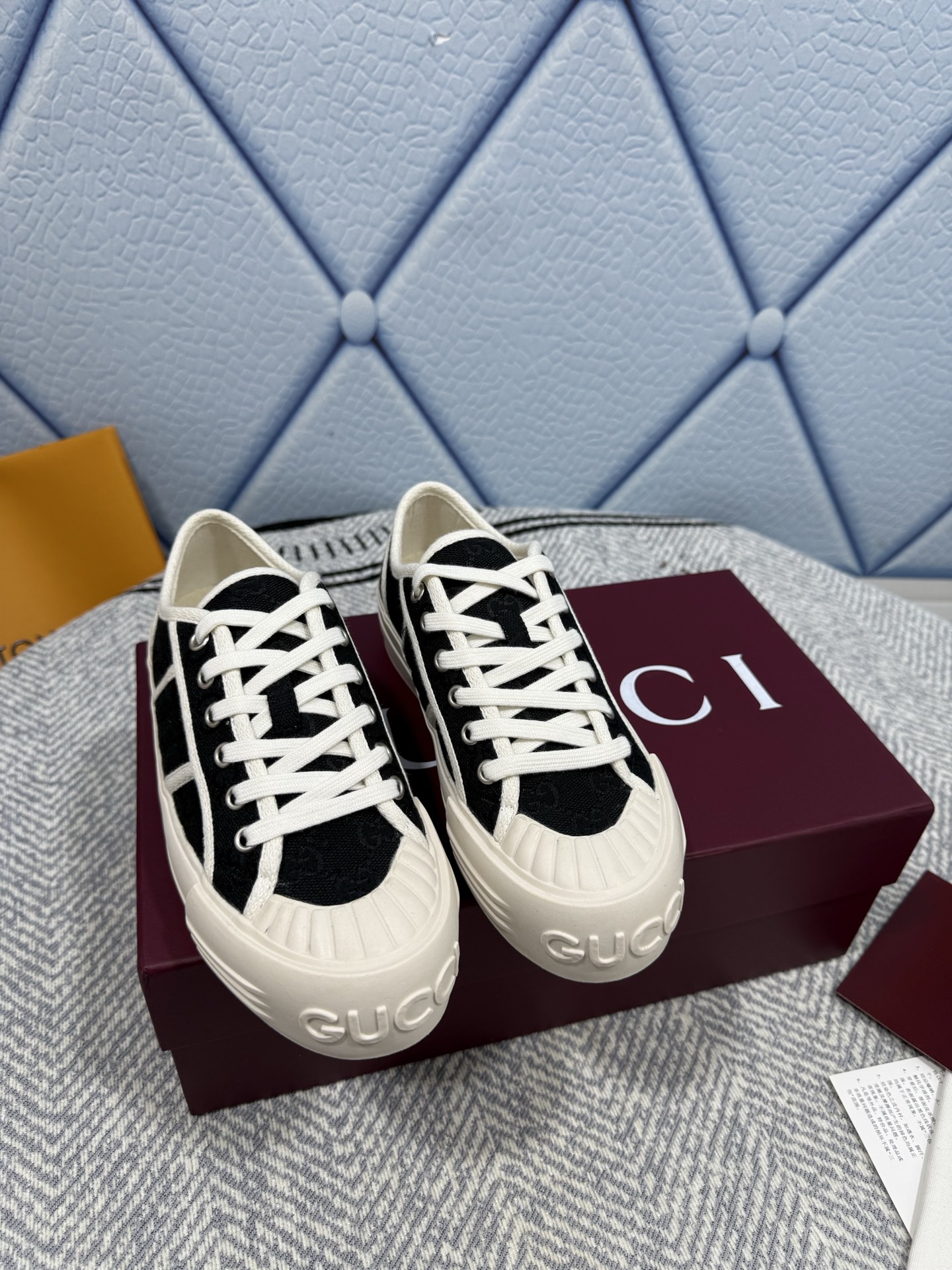 NO:265362,Top version Gucci/Gucci denim canvas shoes are cool and cool. Fashionable outfits, be comfortable and comfortable!  It's really beautiful. Classic shoe shape   British color block design. It's super durable. Original inverted mold last, imported high-end knitting needle jacquard cloth presents a delicate texture!  Customized high-density sole with open mold size women's model 35-40 (40 customization without return and exchange), casual shoes/sports shoes, gucci, gucci, sneakers19860909顶级版本 Gucci/古驰牛仔帆布板鞋 又酷又飒 时髦穿搭,要舒适度有舒适度！真的太好看啦 经典鞋型 英伦拼色设计 超耐看.原版倒模楦型,进口高端织针提花布呈现出精致质感！开模定制高密大底 码数女款35-40（40定制不退换）,休闲鞋/运动鞋,gucci,gucci,sneakers,Women's Shoes