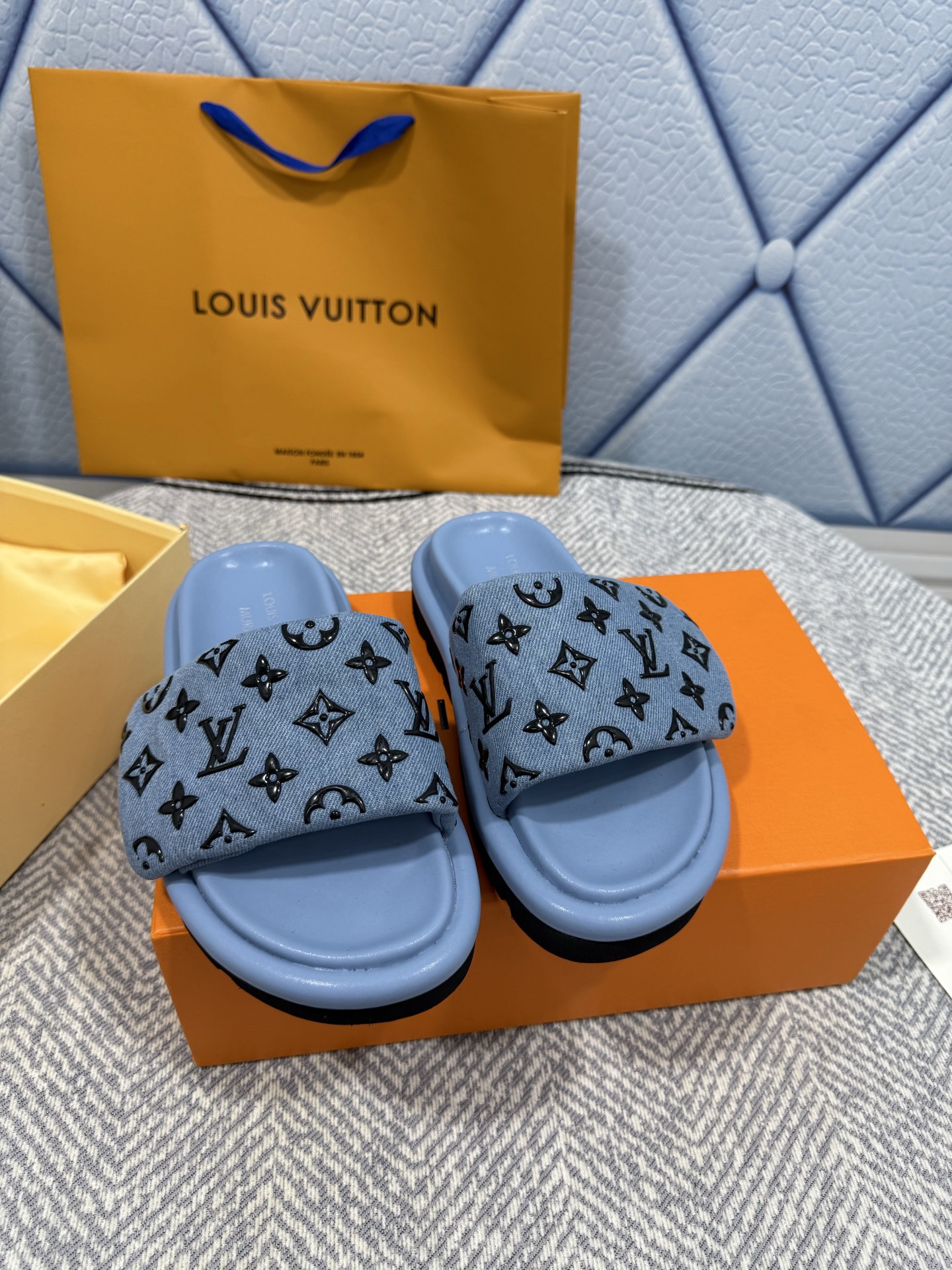 NO:265352,LV/Louis Vuitton Top-level purchasing agent, highest version, new counter model, embossed LOG slippers candy color series, popular slippers, beautiful on the feet. Buy the authentic original Velcro and easy to adjust the size. The authentic top-level product version!  Imported calfskin with inner foot padding water dyed sheepskin, original imported rubber water table combination sole size women's model 35-39 (40, 41.42.43 custom made without return), slippers, louis vuitton, louis vuitton, slippers, cowhide, sheepskin19860909LV/路易威登 顶级代购货,最高版本 专柜新款 压花LOG 拖鞋糖果色系列, 爆款拖鞋,上脚很美. 购入正品原版 魔术贴方便调大小 正品级顶级货版本！ 鞋面进口小牛皮 内里垫脚水染羊皮 大底原版进口橡胶水台组合底 码数女款35-39（40,41.42.43定做不退换）,拖鞋,louis vuitton,louis vuitton,slippers,cowhide,sheepskin,Women's Shoes