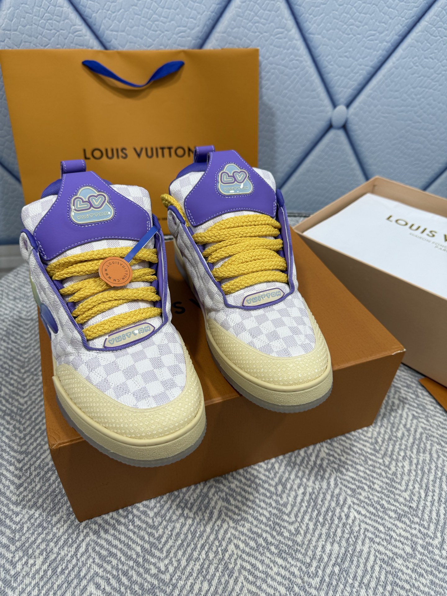 NO:262345,Bread shoes Upgraded version LV-Louis Vuitton PK market version Couple model New catwalk basketball shoes Purchase quality Original 11 development replica!  !  Very comfortable to put on the foot, fine workmanship. The upper is spliced ​​by calfskin imported from Italy, with brand LOGO logo and signature on the sides. The imported breathable mesh inner lining is very comfortable for the feet. Original special supply of original two-color TPU mold-absorbing sole. Packing technology Goodyear sewn locking size women's model 35-40 men's model 39-45 standard size (38 46 custom made, casual shoes/sports shoes, louis vuitton, louis vuitton, sneakers, cowhide19860909面包鞋 升级版 LV-路易-威登 PK市场一切版本 情侣款 走秀新款 篮球板鞋 代购品质 原版11开发复刻！！上脚非常舒适 做工精细 鞋面由意大利进口小牛皮拼接,侧边饰有品牌LOGO标志及签名,进口了透气网布内里,脚感超舒适.原厂特供原版双色TPU吸模大底.套包工艺 固特异缝合锁边 size女款35-40  男款39-45标准码（38 46 定做不退,休闲鞋/运动鞋,louis vuitton,louis vuitton,sneakers,cowhide,Women's Shoes