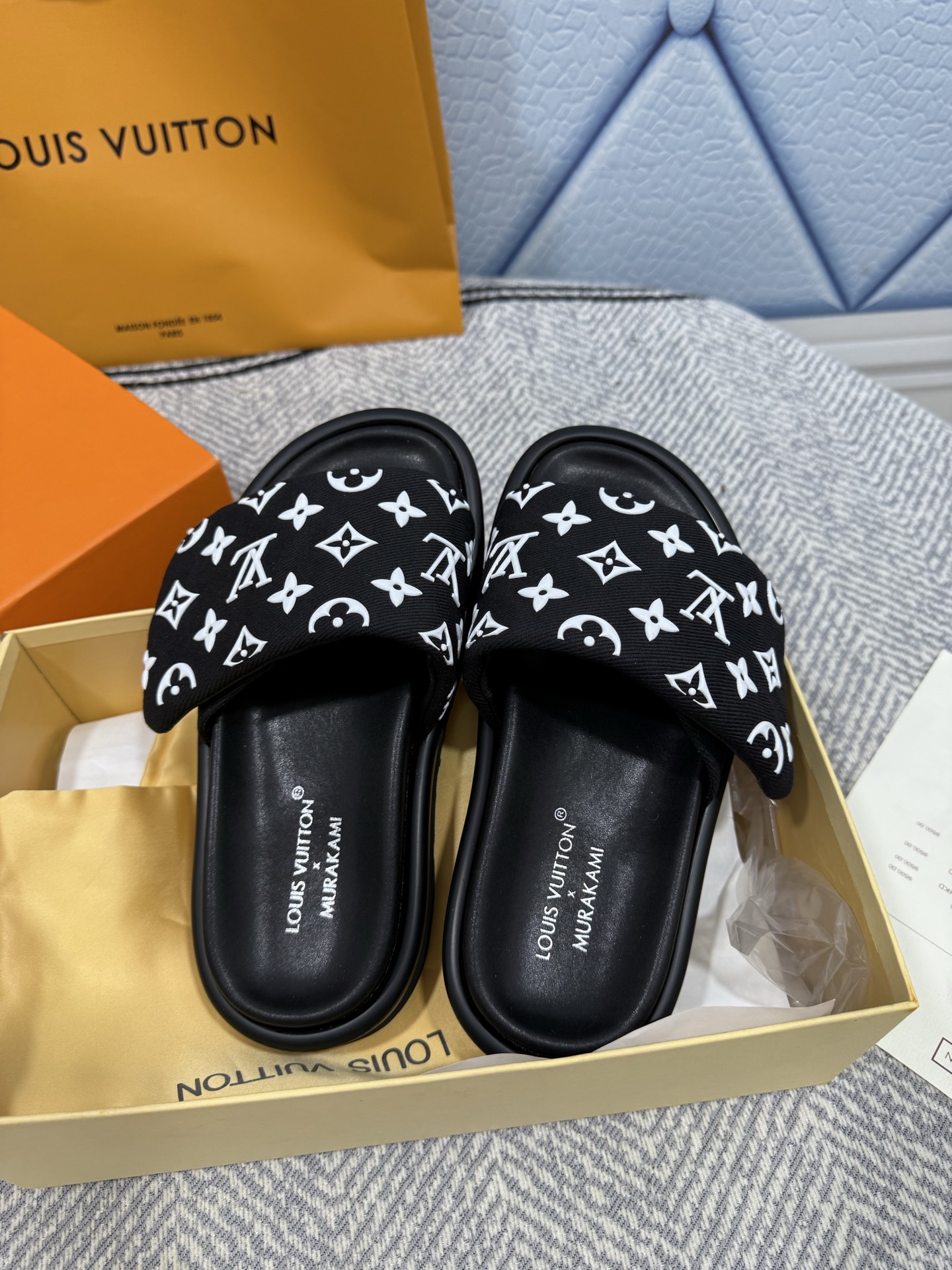 NO:265366,LV/Louis Vuitton Top-level purchasing agent, highest version, new counter model, embossed LOGO couple style, slippers candy color series, popular slippers, beautiful on the feet. Buy the authentic original Velcro and easy to adjust the size. The authentic top-level product version!  Imported calfskin with inner foot padding water dyed sheepskin, outsole original imported rubber water table combination sole size 35-39 for women (40, 41.42.43 for custom-made non-return and exchange) men's model 39-44 for 45 for custom-made non-return and exchange), slippers, louis vuitton, louis vuitton, slippers, cowhide, sheepskin19860909LV/路易威登 顶级代购货,最高版本 专柜新款 压花LOGO情侣款 拖鞋糖果色系列, 爆款拖鞋,上脚很美. 购入正品原版 魔术贴方便调大小 正品级顶级货版本！ 鞋面进口小牛皮 内里垫脚水染羊皮 大底原版进口橡胶水台组合底 码数女款35-39（40,41.42.43定做不退换） 男款39-44（45定做不退换）,拖鞋,louis vuitton,louis vuitton,slippers,cowhide,sheepskin,Women's Shoes