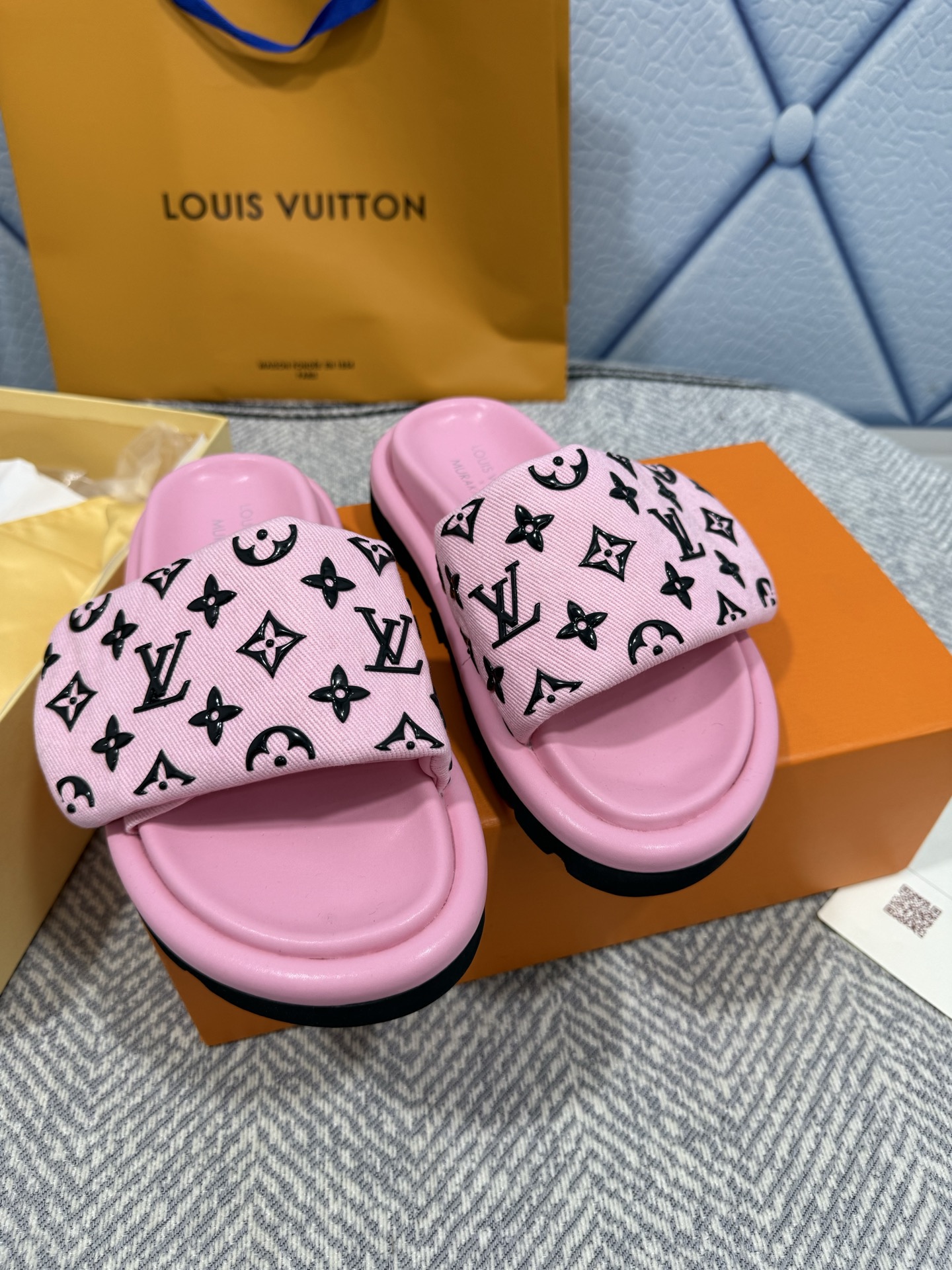 NO:265368,LV/Louis Vuitton Top-level purchasing agent, highest version, new counter model, embossed LOGO slippers candy color series, popular slippers, beautiful on the feet. Buy the authentic original Velcro and easy to adjust the size. The authentic top-level product version!  Imported calfskin with inner foot padding water dyed sheepskin, original imported rubber water table combination sole size women's model 35-39 (40, 41.42.43 custom made without return), slippers, louis vuitton, louis vuitton, slippers, cowhide, sheepskin19860909LV/路易威登 顶级代购货,最高版本 专柜新款 压花LOGO 拖鞋糖果色系列, 爆款拖鞋,上脚很美. 购入正品原版 魔术贴方便调大小 正品级顶级货版本！ 鞋面进口小牛皮 内里垫脚水染羊皮 大底原版进口橡胶水台组合底 码数女款35-39（40,41.42.43定做不退换）,拖鞋,louis vuitton,louis vuitton,slippers,cowhide,sheepskin,Women's Shoes