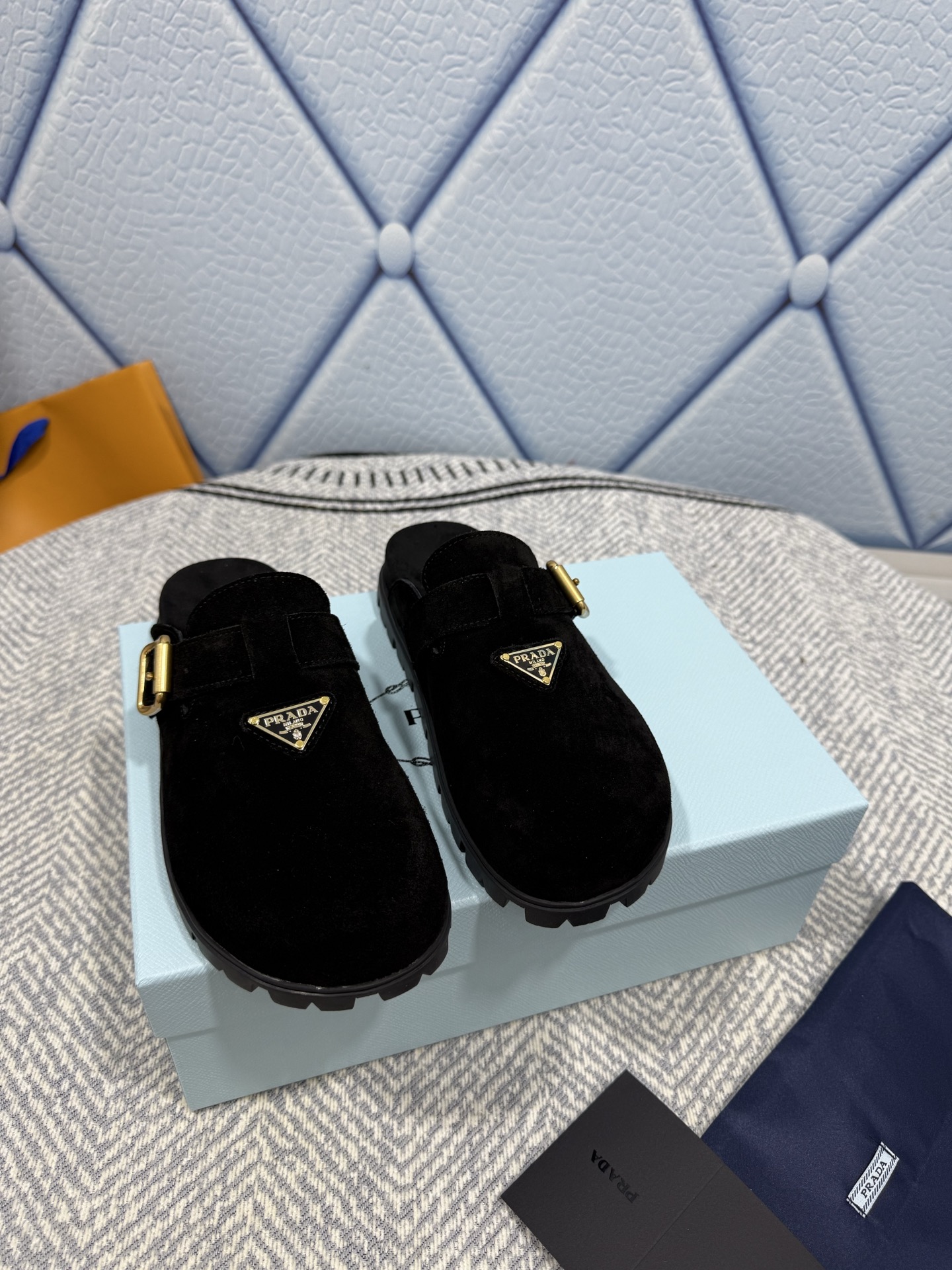 NO:262347,Top version PRADA/Prada spring and summer new sponge bubble slippers New bread slippers, fat and sturdy, super comfortable and soft Original version purchased 1:1, perfect details, comfortable and comfortable to match with spring and summer beauty, exquisite and delicate upper original ox fleece inner lining/foot pad mixed lambskin original mold opening heel height 1cm (customized for 40, 41, 42) Packaging original full package, semi-torque, prada, prada, slippers, sheepskin19860909顶级版本 PRADA/普拉达春夏新款海绵泡泡拖鞋 新款面包拖鞋、胖墩墩样子可爱极了、超级舒服柔软 原版购入1:1开发,细节完美,上脚舒适可任意配搭春夏的美饰服丽,精耐致看 鞋面原版牛反绒 内里内里/ 垫脚 混种小羊皮 大底原版开模 跟高1cm 码数35-41（40、41,42订做） 包装原版全套包装,半拖,prada,prada,slippers,sheepskin,Women's Shoes