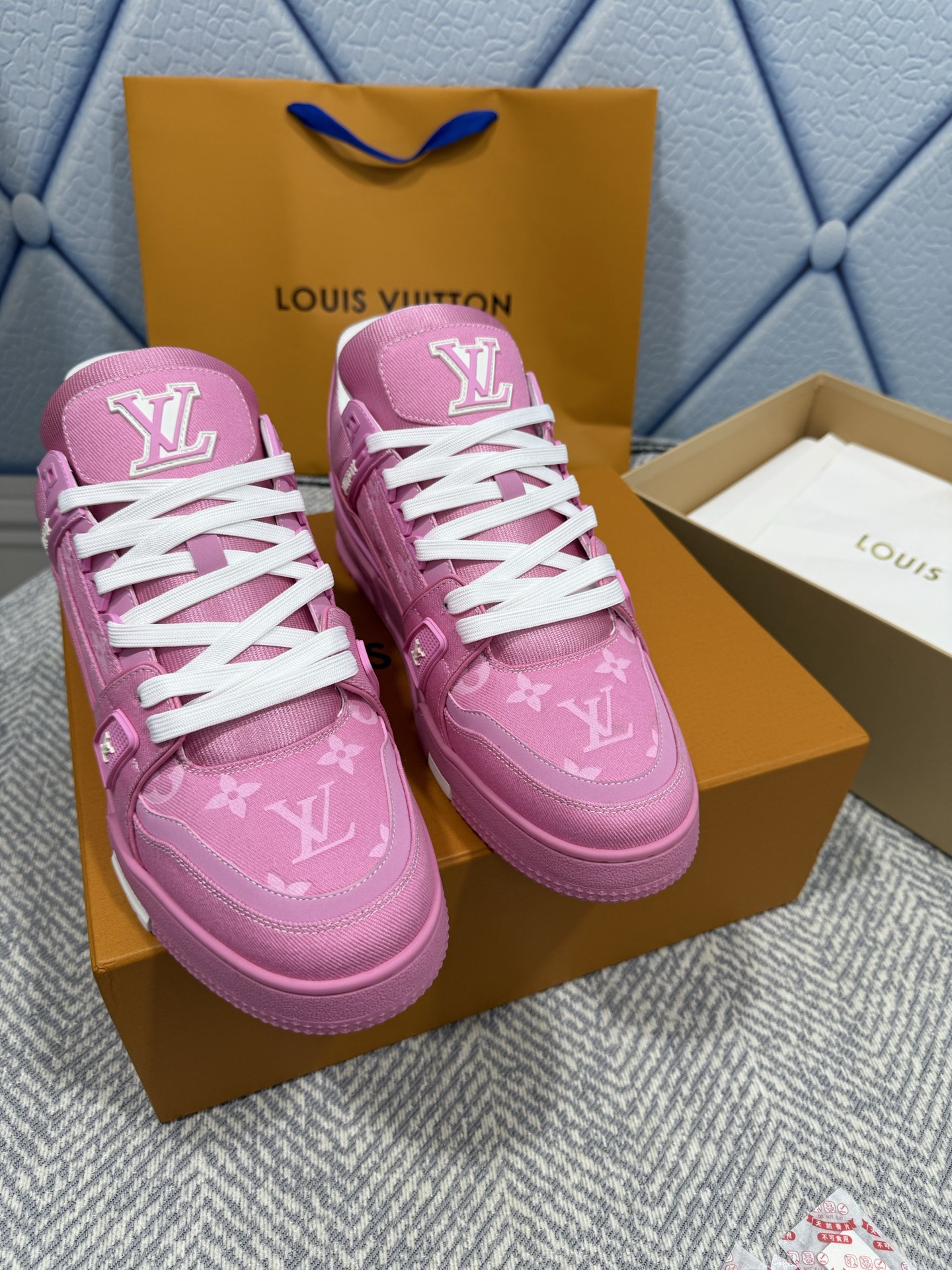 NO:262348,LV-Trainer Louis Vuitton PK market all versions Couple model Show new style Basketball shoes Purchase quality Original 11 development replica!  !  Very comfortable to put on the foot, fine workmanship. The upper is spliced ​​by calfskin imported from Italy, with brand logo and signature on the sides. The imported breathable mesh fabric inner lining, which makes the foot feel very comfortable. Original special supply of original two-color TPU mold-absorbing sole. Packing technology Goodyear sewn locking size women's model 35-40 men's model 39-45 standard size (38 46 custom made without return or replacement), casual shoes/sports shoes, louis vuitton, louis vuitton, sneakers, cowhide19860909LV-Trainer路易-威登 PK市场一切版本 情侣款 走秀新款 篮球板鞋 代购品质 原版11开发复刻！！上脚非常舒适 做工精细 鞋面由意大利进口小牛皮拼接,侧边饰有品牌LOGO标志及签名,进口了透气网布内里,脚感超舒适.原厂特供原版双色TPU吸模大底.套包工艺 固特异缝合锁边 size女款35-40  男款39-45标准码（38 46 定做不退不换）,休闲鞋/运动鞋,louis vuitton,louis vuitton,sneakers,cowhide,Women's Shoes