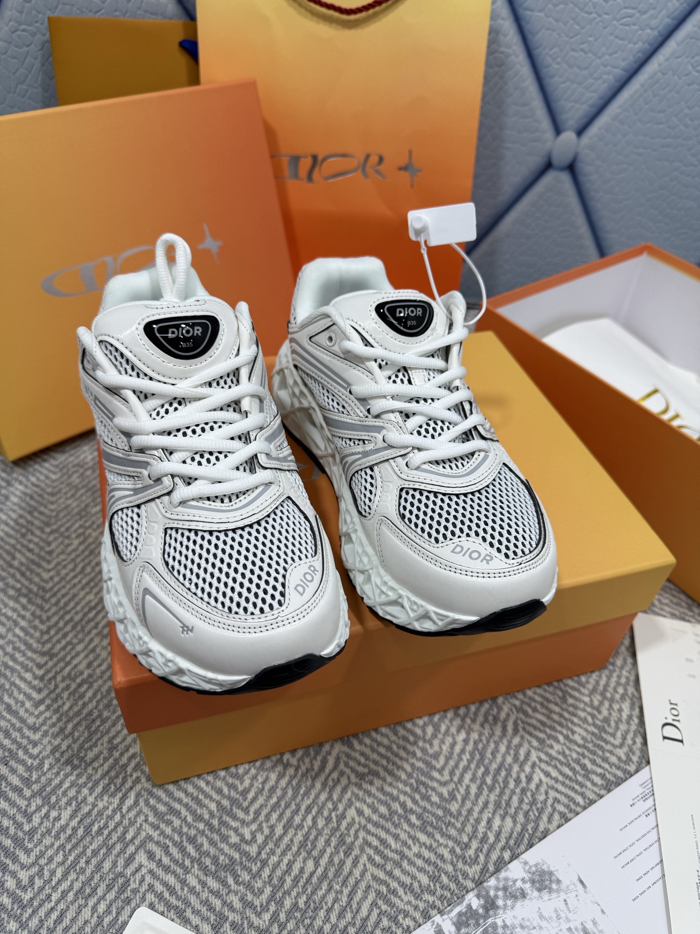 NO:265354,Top quality Dior x Levis Hamilton Early spring casual sports running shoes dad shoes star style popular products Hamilton xDIOR capsule series F1 racing 7 champion Lewis Hamilton immediately released Hamilton as a guest designer to show his personal sports preferences B44 Blade LH and ski sneakers New casual sports shoes running shoes dad shoes really cool, full of futuristic feeling! It's really cool!  Once again interprets Dior's cool fashion concept, Lucky Star will bless you with good luck, the new EVA sole is super light and comfortable!  Original customized technology materials, various materials splicing of uppers, 3D three-dimensional imprinting technology, injection molding logo logo!  Original breathable net Original anti-slip TPU sole 5CM thick sole Size: 39-45. (38.45 no return or replacement), dad shoes, dior, dior, sneakers19860909顶级品质 Dior x Levis Hamilton 早春休闲运动 跑步鞋 老爹鞋 明星款主推爆品 汉密尔顿xDIOR胶囊系列 F1赛车7冠王Lewis Hamilton 随即发布了汉密尔顿作为客座设计师 展现他个人的运动喜好 B44 Blade LH和滑雪运动鞋 新款休闲运动鞋跑鞋老爹鞋 真的酷毙了,未来感十足!真的好飒！再次演绎了迪奥酷时尚的理念,幸运星为你加持好运,全新的EVA鞋底超轻超舒适！ 原版定制科技材质、鞋面多种材质拼接、3D立体压印工艺,注塑logo标识！ 原版透气网里 原版防滑TPU大底 5CM厚底 码数:39-45.（38.45不退不换）,老爹鞋,dior,dior,sneakers,Women's Shoes