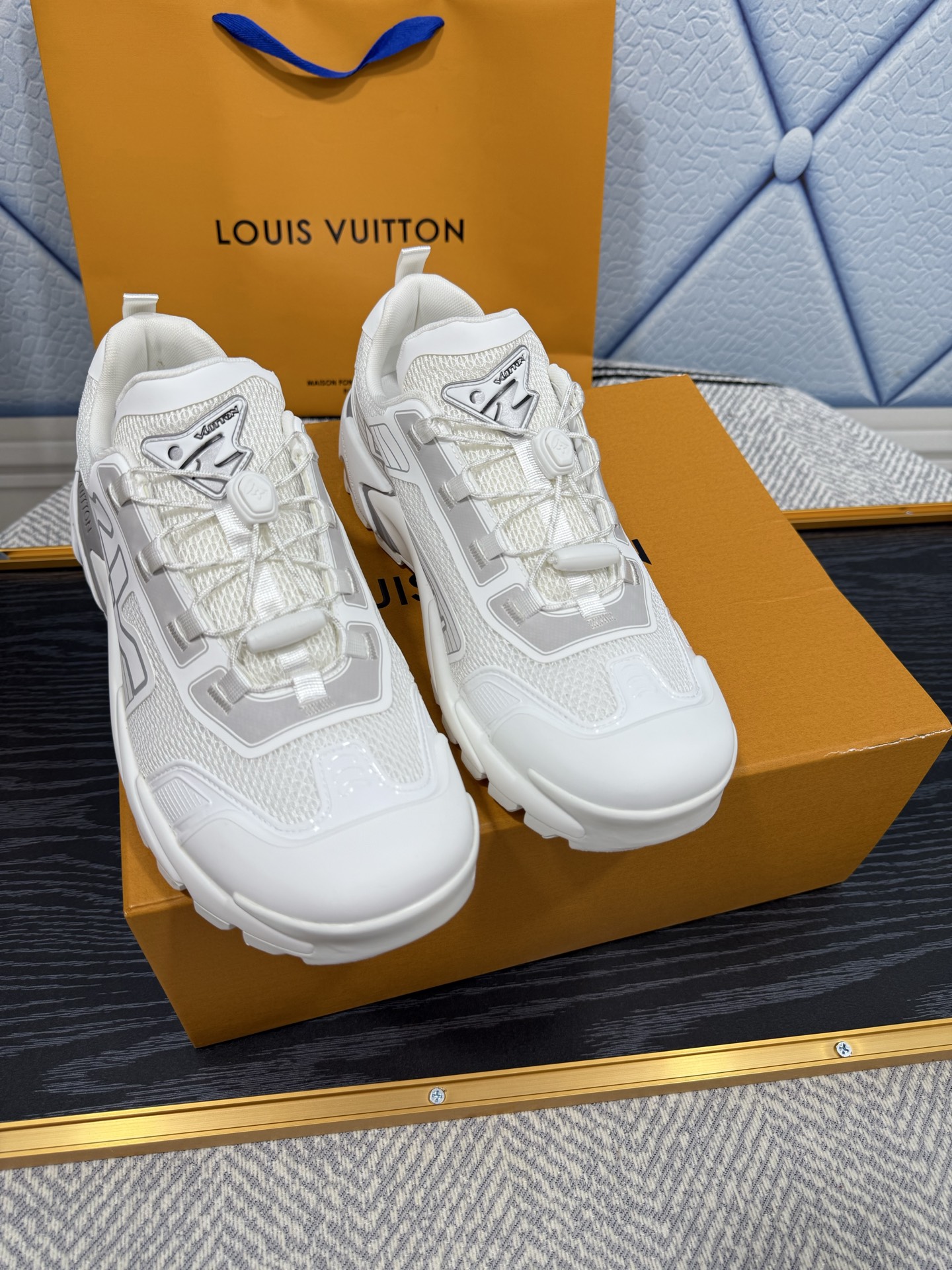 NO:265365,LV Louis Vuitton L Home Donkey Brand Latest Olympia Series Couple Model Silver Horn King Casual Sports Shoes Running Shoes This model LV Olympia Sports Shoes combine mesh fabrics with metal texture synthetic leather and other technological fabrics, reinterpreting the classic running shoe design with neat and simple design. Light EVA outsole makes for a comfortable and flexible wearing experience. Rich details such as Monogram embossing and LV letters establish recognition. Exquisite packaging for delivery counter Fabric: original imported technology fabric   mesh surface Inner original customized breathable mesh Sole original open mold rubber foam material Sole thickness 3.5CM Size: women's model 39-45, dad shoes, louis vuitton, louis vuitton, louis vuitton, louis vuitton, alexander wang, louis  vuitton,sneakers19860909LV 路易威登L家 驴牌 最新Olympia系列 情侣款 银角大王 休闲 运动鞋 跑鞋 本款 LV Olympia 运动鞋融合网格面料与金属质感合成皮革等科技面料,以利落简约设计重绎经典跑鞋设计.轻盈 EVA 外底成就舒弹穿着体验.Monogram 压纹与 LV 字母等丰富细节树立辨识度 配送专柜精美包装 面料:原版进口科技面料 网面 内里原版定制透气网里 鞋底原版开模橡胶发泡材质 底厚3.5CM Size:女款39-45,老爹鞋,louis vuitton,louis vuitton,louis vuitton,alexander wang,louis vuitton,sneakers,Women's Shoes