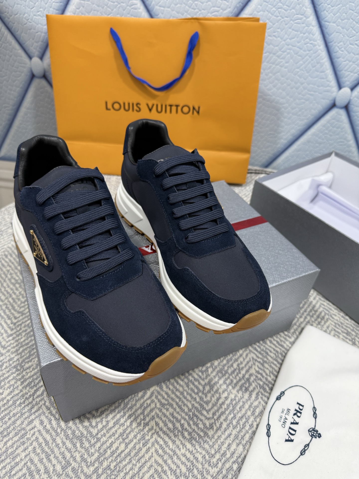 NO:265342,Top quality Prada new arrival~ Prada new men's sports shoes - upgraded version This year, both last/upper craftsmanship/face material/ have been fully upgraded. 1 The shoe shape has been modified many times, which is relatively delicate and has very good wrapping. 2 The entire upper is fully oiled edge craftsmanship, which is labor-consuming and time-consuming and also increases the cost!  3 The texture of the dough/including the inner lining is very good, wear-resistant, and the comfort is doubled ~ the overall effect/classic feel is greatly improved Material and craftsmanship The upper original calfskin original cowhide inner lining Custom triangle logo Original tpu combination sole size39-45 (45.46 custom-made without return and exchange), casual shoes/sports shoes, prada, prada, sneakers, cowhide19860909顶级品质 Prada new arrival～ 普拉达新款男士运动鞋 — 升级版本 今年无论是楦型/鞋面工艺/面皮材料/都已全面升级 1鞋型修饰了许多,比较秀气,包裹性非常好 2整个鞋面全油边工艺,费工费时还增加了成本！ 3这次采用的面皮/包括内里质感都超好 耐穿耐磨, 而且舒适度倍增～整体效果/档次感大大的提升 材质与工艺 鞋面原版小牛皮 原版牛皮内里 定制三角徽标 原版tpu组合鞋底 size39-45（45.46定制不退换）,休闲鞋/运动鞋,prada,prada,sneakers,cowhide,Women's Shoes