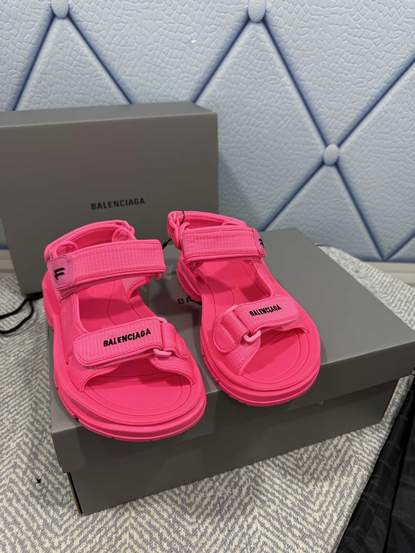 NO:417091,Top version BALENCIAGA TOURIST Women's must-have Velcro for casual summer summer must-have new Mary Zhen flat shoes Spring and summer new flat sandals are elegant and generous without losing their personality!  Special material of fabric, leather inner lining, sole PVC sole, top quality, size: 35-45 (46 customized, non-return and exchange), sandals, balenciaga, balenciaga, sandals, mary jane, flats, slippers19860909顶级版本 BALENCIAGA巴黎世家TOURIST女士休闲凉夏必备魔术贴凉夏必备新款玛丽珍平底鞋 春夏新品平底凉拖鞋优雅大方,不失个性！ 面料特殊材质 内里真皮 鞋底PVC鞋底 顶级精品 码数:35-45（46定做不退换）,凉鞋,balenciaga,balenciaga,sandals,mary jane,flats,slippers,Women's Shoes