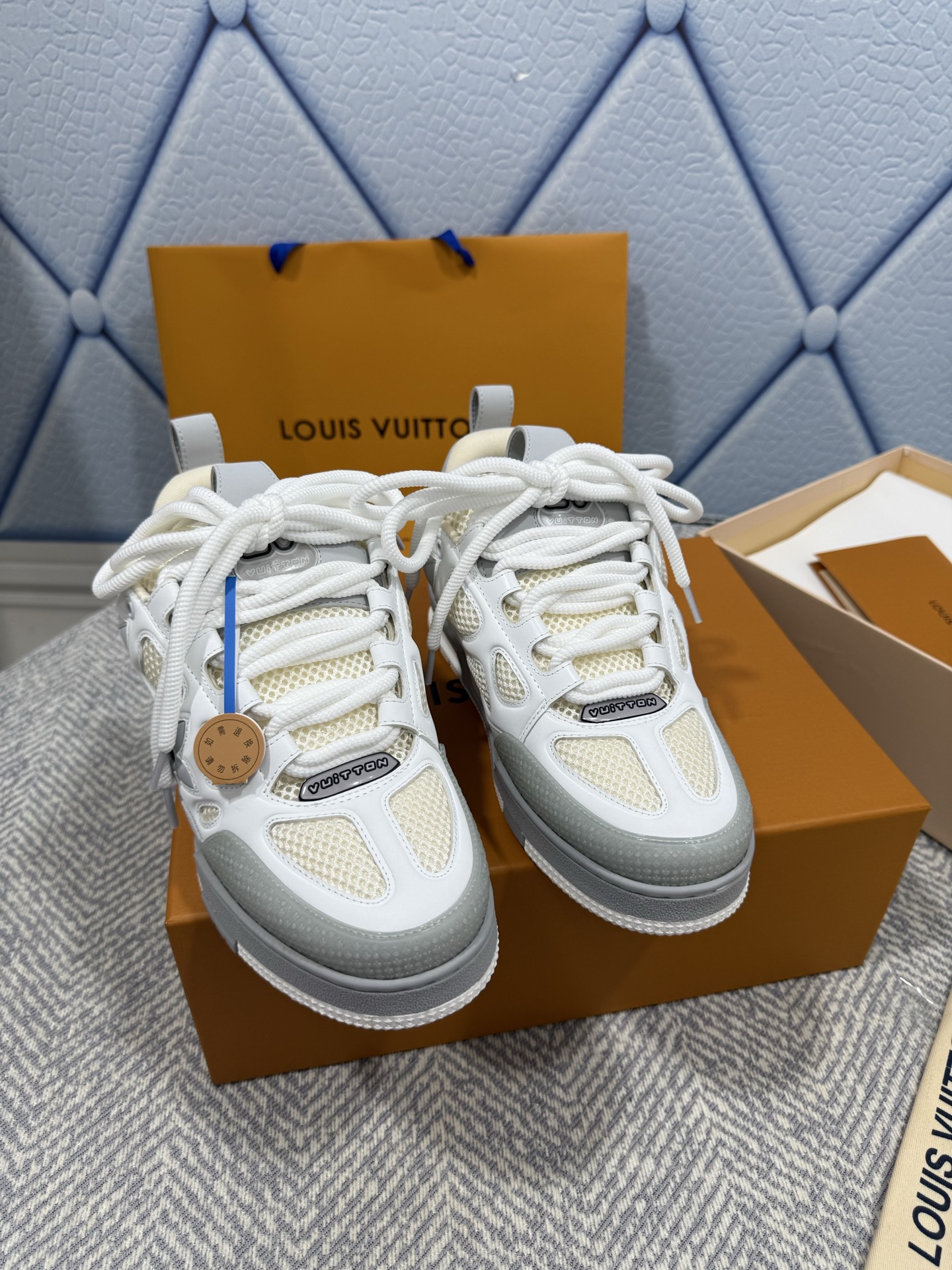 NO:384790,Bread shoes Upgraded version LV-Louis Vuitton PK market version Couple model New catwalk basketball shoes Purchase quality Original 11 development replica!  !  Very comfortable on the foot, fine workmanship. The upper is spliced ​​by calfskin imported from Italy, with brand LOGO logo and signature on the sides. The imported breathable mesh inner lining is very comfortable for the feet. Original special supply of original two-color TPU mold-absorbing sole. Packing technology Goodyear sewing locking size women's model 35-40 men's model 39-44 standard size (38 45 46 4730 custom made, casual shoes/sports shoes, louis vuitton, louis vuitton, sneakers, cowhide19860909面包鞋 升级版 LV-路易-威登 PK市场一切版本 情侣款 走秀新款 篮球板鞋 代购品质 原版11开发复刻！！上脚非常舒适 做工精细 鞋面由意大利进口小牛皮拼接,侧边饰有品牌LOGO标志及签名,进口了透气网布内里,脚感超舒适.原厂特供原版双色TPU吸模大底.套包工艺 固特异缝合锁边 size女款35-40  男款39-44标准码（38 45 46 4730定做不退,休闲鞋/运动鞋,louis vuitton,louis vuitton,sneakers,cowhide,Women's Shoes