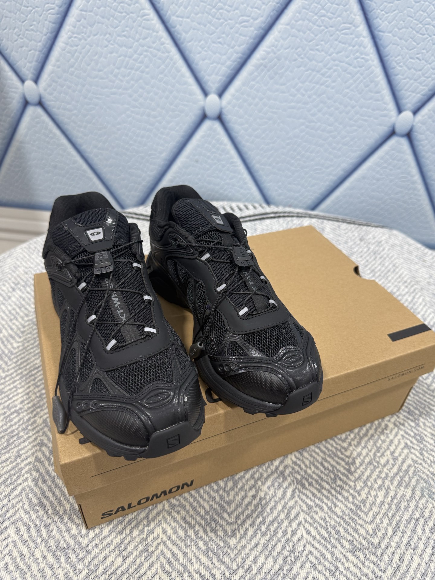 NO:417107,SALOMON x MM6 Magira Co-branded X-Alp series Outdoor casual sneakers Muller semi-slippers Original purchase and development Made this X-AIp, which is newly interpreted by MM6, focuses on its aerodynamic appearance, with the iconic white and cream color bringing urban style. The MM6 digital logo on the tongue is like a handmade seal, complementing SALOMON's bold and high-tech LOGO. The other pair is made of pure black to highlight the textured details. The iconic sneakers are refined into a new urban classic, bringing a quiet atmosphere to SALOMON. The delivery counter is exquisitely packaged. Fabric: original imported cowhide + breathable mesh. The inner original imported breathable mesh. The sole is original open-molded anti-slip rubber outsole. The bottom is 4CM thick.  Size: Men's 39-45, Daddy shoes, loro piana, masion margiela, masion margiela, sneakers, slippers, cowhide19860909SALOMON萨洛蒙x MM6马吉拉 联名 X-Alp系列 户外 休闲 运动鞋 穆勒 半拖鞋 原版购入开发 做货 这款由MM6全新演绎的X-AIp专注于其空气动力学的外观上,标志性白色与奶油色带来都市风格.鞋舌上的MM6 数字标志就像一枚手工印章,与SALOMON大胆而高科技的LOGO相得益彰.另一双则以纯粹的黑色打造,突出富质感的细节,标志性运动鞋被提炼为新的都市经典 为 SALOMON带来静谧气息 配送专柜精美包装 面料:原版进口牛皮+透气网面 内里原版进口透气网里 鞋底原版开模防滑橡胶大底 底厚4CM Size:男款39-45,老爹鞋,loro piana,masion margiela,masion margiela,sneakers,slippers,cowhide,Women's Shoes