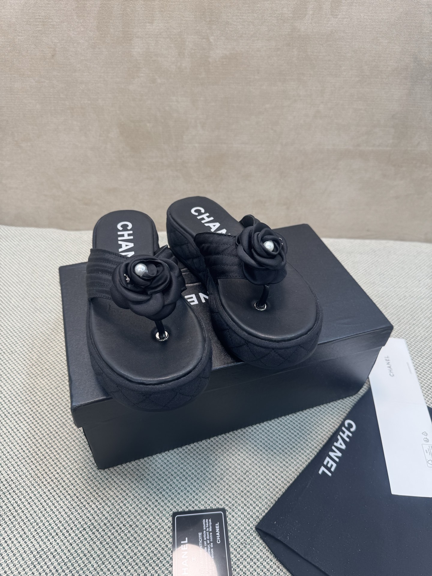 NO:417099,Top version CHANEL/Chanel Xiaoxiang classic spring and summer thick-soled Velcro women's slippers Flat heel round toe retro silk cloth electric embroidered diamond color-blocked open-toe women's double C-diamond sandals Original development top-level high-end version Material: original silk cloth Inner: water-dyed sheepskin inner lining + outsole: IP foam original molded sole Size: 35-40 (41 42 40 custom non-return and exchange), split-toe shoes, chanel, chanel, sandals, slippers, sheepskin, real silk19860909顶级版本CHANEL/香奈儿 小香经典春夏款厚底魔术贴女拖鞋 平跟圆头复古真丝布电绣菱格拼色露趾女双C钻扣凉鞋 原版开发顶级高端版本 材质:原版丝绸布 内里:水染羊皮内里+ 大底:IP发泡原版开模大底 Size:35-40 (41 42 40定制不退换),分趾鞋,chanel,chanel,sandals,slippers,sheepskin,real silk,Women's Shoes