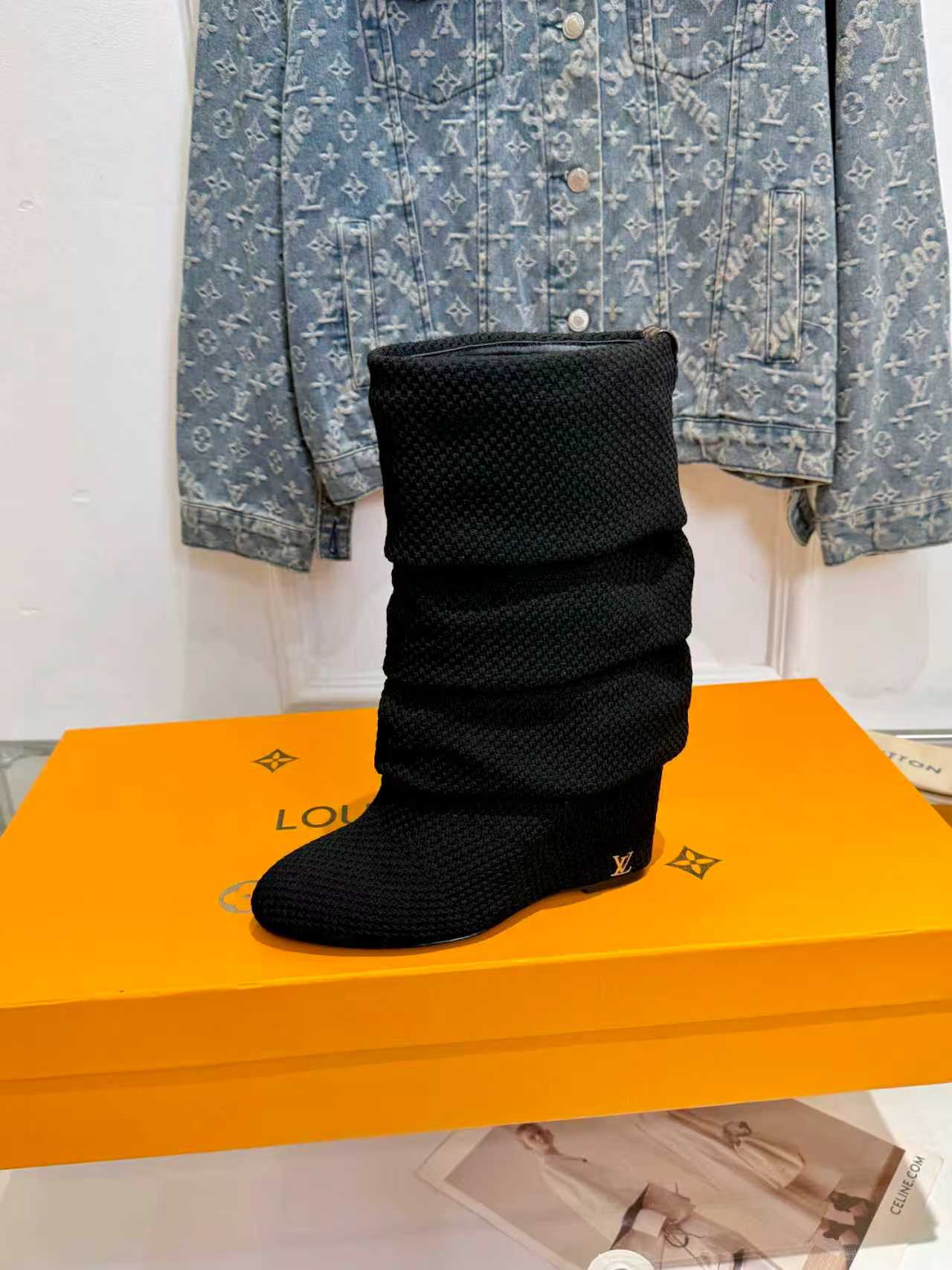 NO:680692,Price 2025 hot style sock boots. The top version of wool flying weaving Z83. Paris human flesh purchasing agent returned to China. Socks took two months to make patterns to achieve top-notch one-to-one. This year, all big brands adopt the popular style of sock boots. LV is no exception. Fashionable and versatile. We follow the original method and add sheepskin to the original customized wool. Heel height: increased by 10CM inside. Soft sheepskin outsole. Italian genuine leather outsole. Size 35-41 {35.40  41No return or exchange, full package}, boots, louis vuitton, boots, sheepskin, Leather soles, socks19860909价格 2025 爆款 袜子靴 顶级版本羊毛飞织Z83 巴黎人肉代购回国 袜子历经两个月打版 做到顶级一比一 今年各个大牌都采用袜靴流行风 lv也不例外 时尚百搭 我们按照原版做法 在原版定制的毛线里面加了羊皮 跟高:内增高10CM 里面柔软绵羊皮 大底意大利真皮大底 码数35-41 {35.40 41不予退换 全套包装},靴子,louis vuitton,boots,sheepskin,Leather soles,socks,Women's Shoes