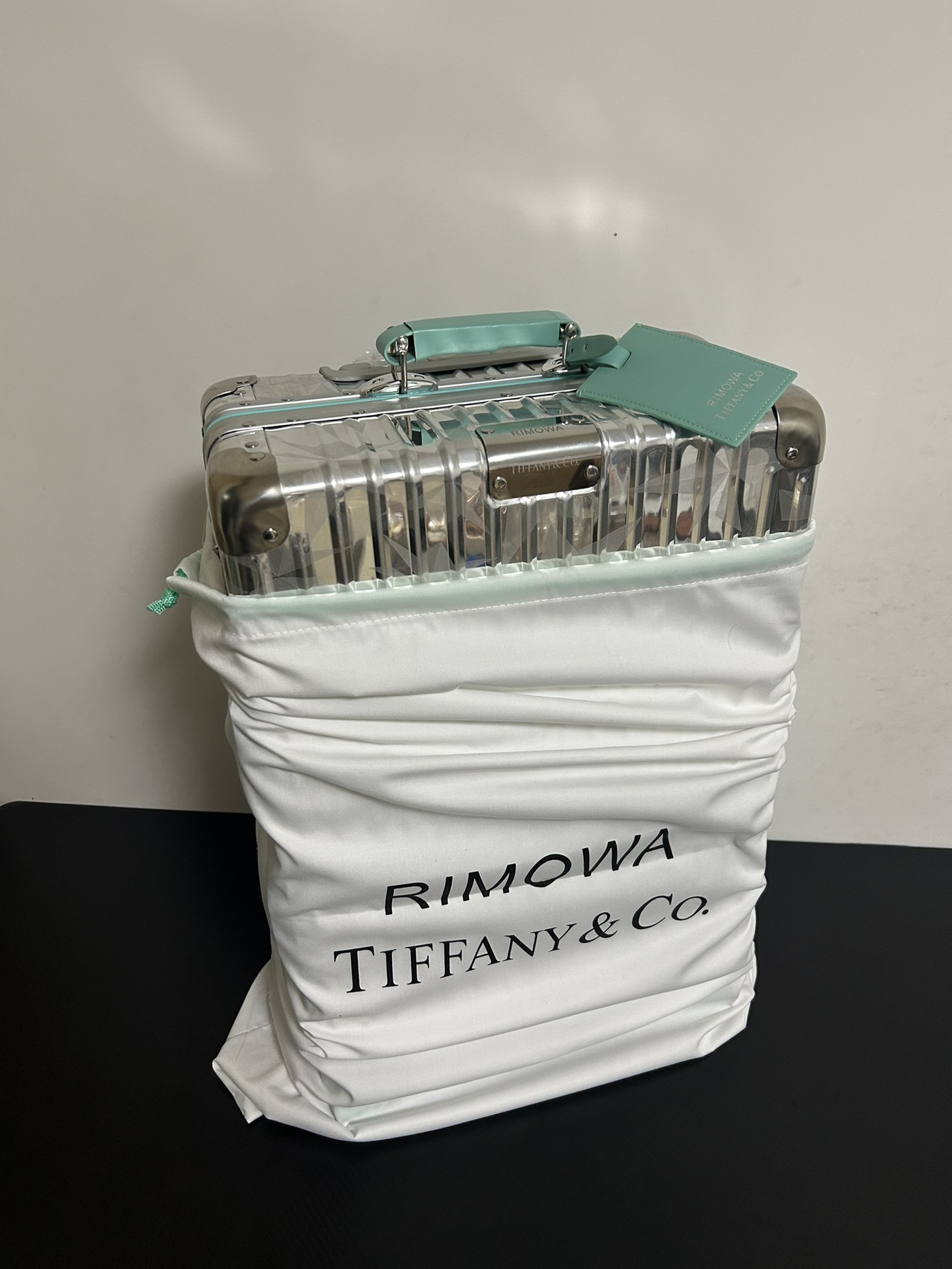 NO:269858,The most beautiful joint model Tiffany is from the 20-inch boarding case created by Tiffany and Rimowa. Customized orders for Hong Kong guests, gifts specially prepared for luxury yachts, continue the usual excellence of Rymowa. Few factories on the market can use 006 locks, with high cost and clear overall color and layered. The German anodizing process is blessed with a polished surface, with a luster feeling. The inner double compartment and the lining are all branded dark-patterned logos. Special dust covers and boarding passes are distributed with boxes. Metal items are inevitably bumped, and slight scratches belong to the normal range of defects. Artist Do not disturb accessories, white canvas dust bags, counter quality, boarding passes, tiffany19860909最美联名款蒂芙尼,来自Tiffany联合Rimowa携手共创的20寸登机箱.香港客人定制单,专为豪华游艇的贵客们准备的礼品,延续日默瓦一贯的精益求精.市面上很少有工厂能够用到006锁,高成本整体颜色分明,具有层次感.德国阳极氧化工艺加持,表面又经过一道抛光处理,自带光泽感.内里双隔层,衬布都有品牌暗纹logo.随箱配送专用防尘罩以及登机牌. 金属物品难免磕碰,轻微划痕属于正常瑕疵范围,艺术家勿扰 配件,白色帆布防尘袋,专柜品质,登机牌一块,,tiffany,luggage