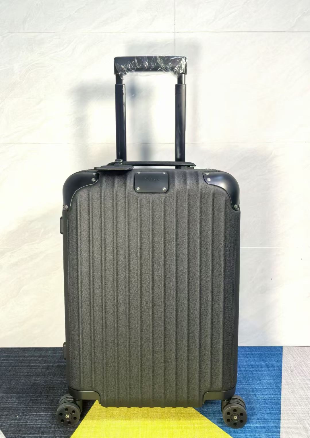 NO:269922,First launch [Rose] Rimowa full cowhide distinct series, 21-inch boarding case, black/blue Introduction 1. Imported full cowhide technology, showing high-end 2. Standard pure cotton bag, instruction manual, genuine leather boarding pass 3. Infinite pull rod, bearing wheel, conspicuous LOGO pole at the center of the wheel, bringing different visual effects 4. It comes with high-tech strong magnetic chip scanning, cowhide19860909首发[玫瑰]Rimowa全牛皮款 distinct系列, 21寸登机箱 黑色/蓝色 简介说明 1、进口全牛皮工艺,尽显高档 2、标配纯棉布袋,说明书,真皮登机牌 3、无极拉杆,轴承轮子,轮心处显眼的LOGO极至凸显,带来不一样的视觉效果 4、自带高科技强磁芯片扫描,,cowhide,luggage