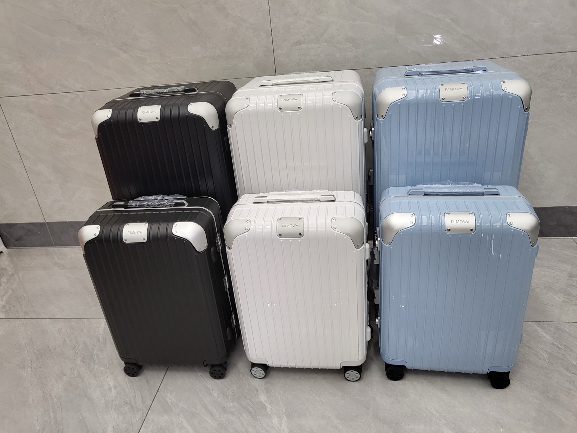 NO:583702,Real photos of the whole family,19860909全家实拍图,,luggage