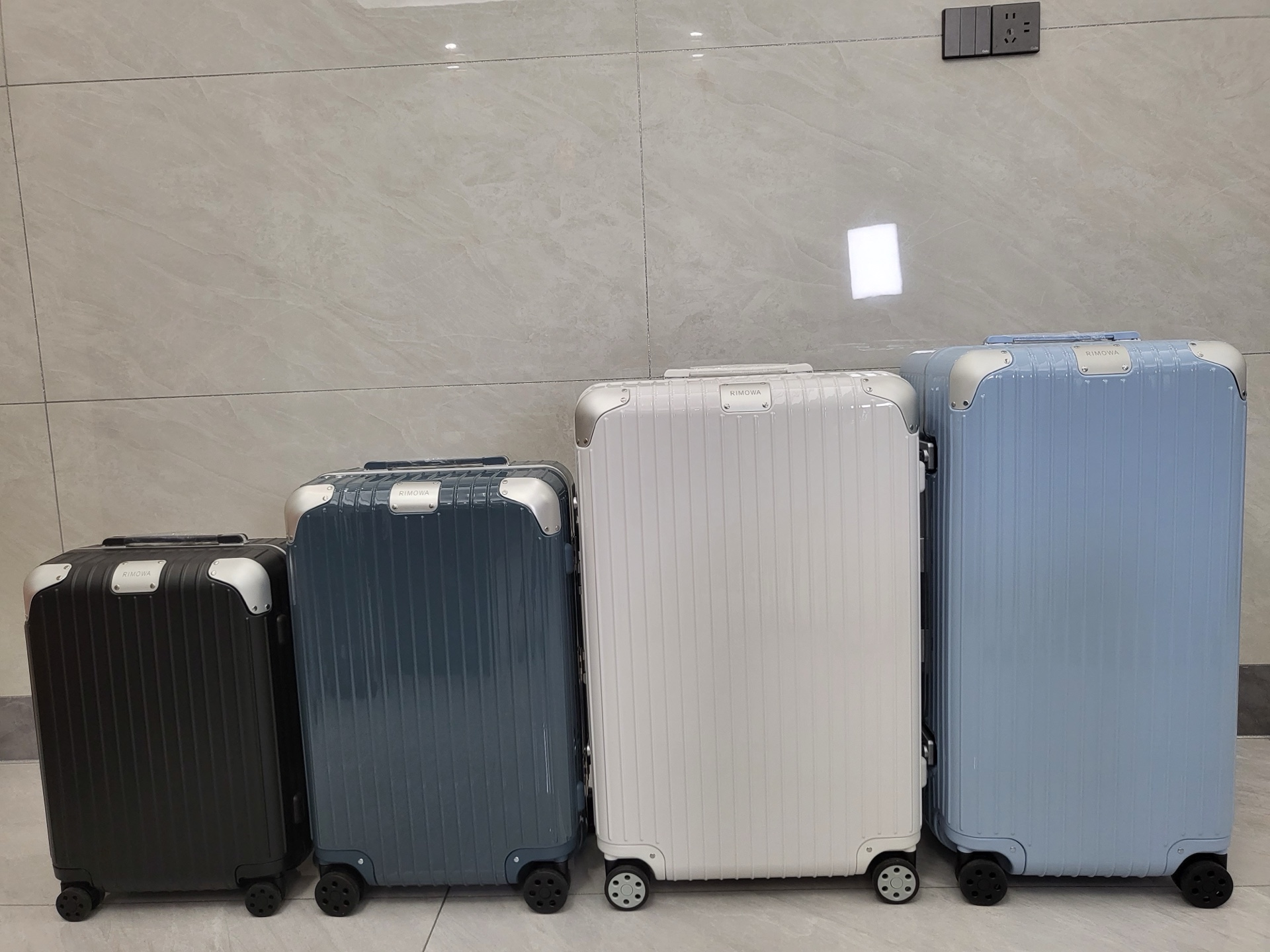 NO:583697,RIMOWA Hybrid's latest series [original Limbo series] is shipping with year-end bonuses. Don't talk about upgrades, just update!  The material is made of the lightest polycarbonate, thin-framed aluminum-magnesium alloy, avant-garde high-end anodized aluminum badges with logos, super design, and the black wheels with new monograms are the biggest feature of the off collaboration model. The 'black roller' is fashionable and wear-resistant, and the redesigned black lining with flash gold lining and dark pattern jacquard is extremely high-end. The biggest change is that the 21-inch is a fan-shaped roller, and the 26-inch and 30-inch are round-hole rollers. White Black Cyan Sky Blue  Boarding size 21 inches, checked size 26 inches, checked size 30 inches, checked size 33 inches, off white19860909RIMOWA Hybrid 最新系列【原Limbo系列】 年终 送福利出货啦 不谈升级,直接更新！材质采用最超轻聚碳酸酯制成,细框型铝镁合金,前卫刻有标识的高端阳极化铝徽章,超强设计感,加新字母组合的黑色车轮是off合作款的最大特点“黑色滚轮”时尚耐磨,重新设计的黑色内里,带闪金内衬暗纹提花高端无比,最大的改变 21寸为扇形滚轮、26寸30寸为圆孔滚轮 白色 黑色 青色 天空蓝  登机尺寸21寸, 托运尺寸26寸, 托运尺寸30寸 托运尺寸 33寸,,off white,luggage