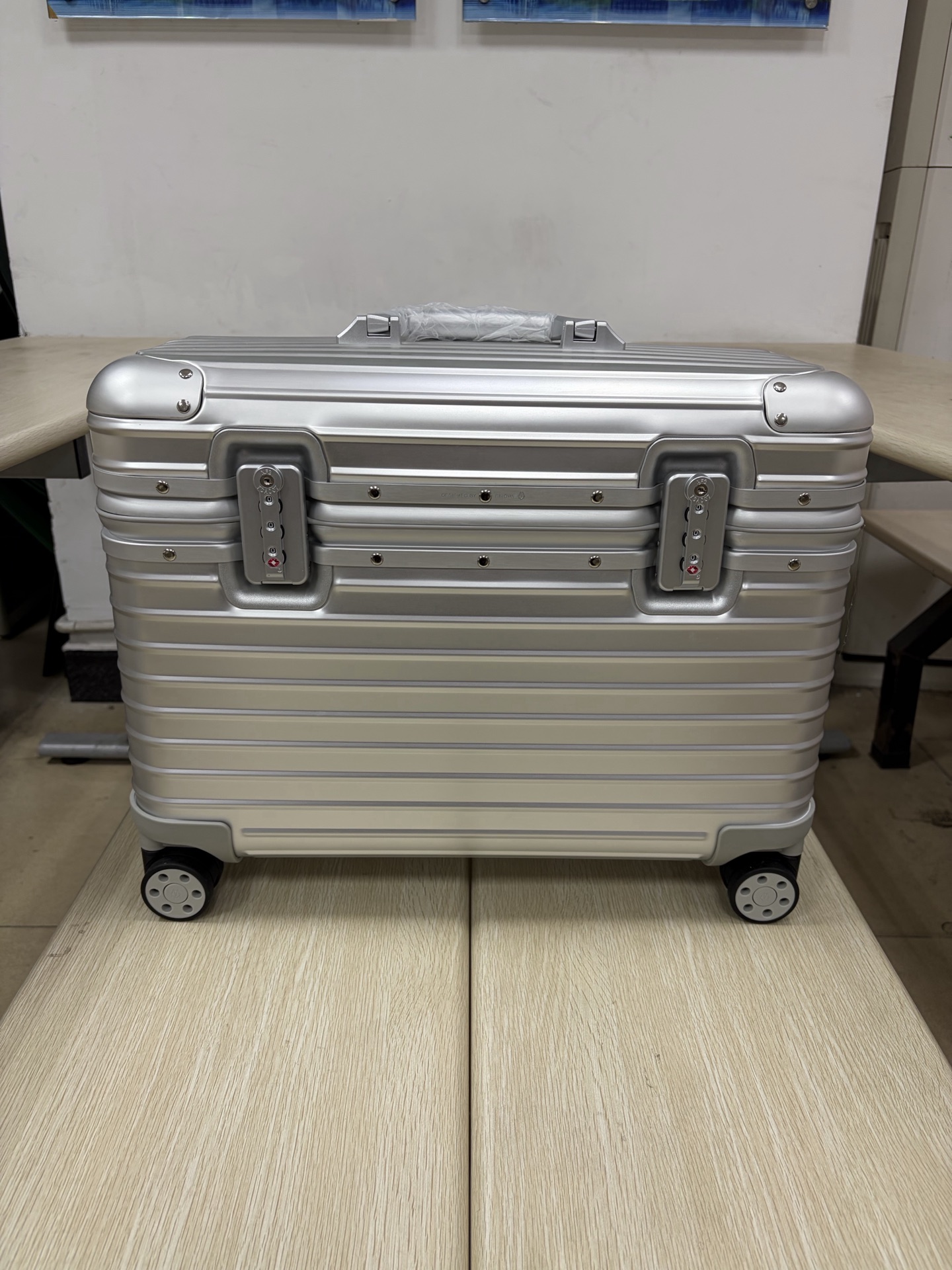 NO:741001,Captain's box, 20-inch silver, matching interior, tie rods,19860909机长箱 20寸银 对版内饰,拉杆,,luggage