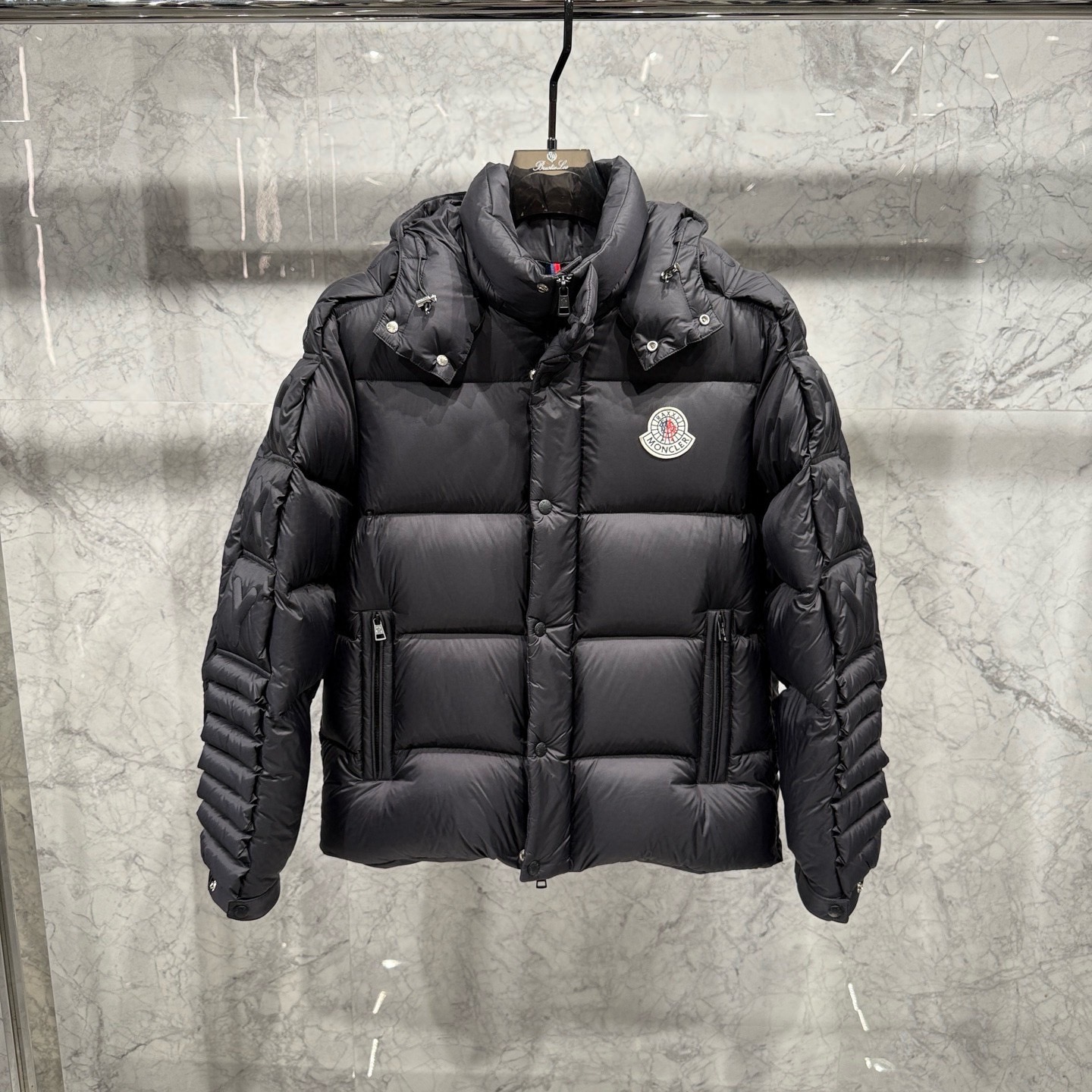 NO:599739,.Moncler 25 new autumn and winter products are released, the new Ruixi and Moncler co-branded down is shipped, all fabrics and accessories are made from original molds, the texture is super strong, the new national standard 95 white duck down is filled inside, the fluffy feeling is very strong, a very difficult one to make, order now, in stock in the warehouse. 8031# size 48-56#,, Moncler, down jacket, alexander wang19860909.蒙口 Moncler 25秋冬新品发布,新款瑞希与蒙口联名款羽绒出货,全部面料及辅料原版开模订制,质感超强,内里填充新国标95白鸭绒,蓬松感极强,超难做的一款,现在排单,在仓现货.8031# 尺码48-56#,,Moncler,down jacket,alexander wang,Men's clothing