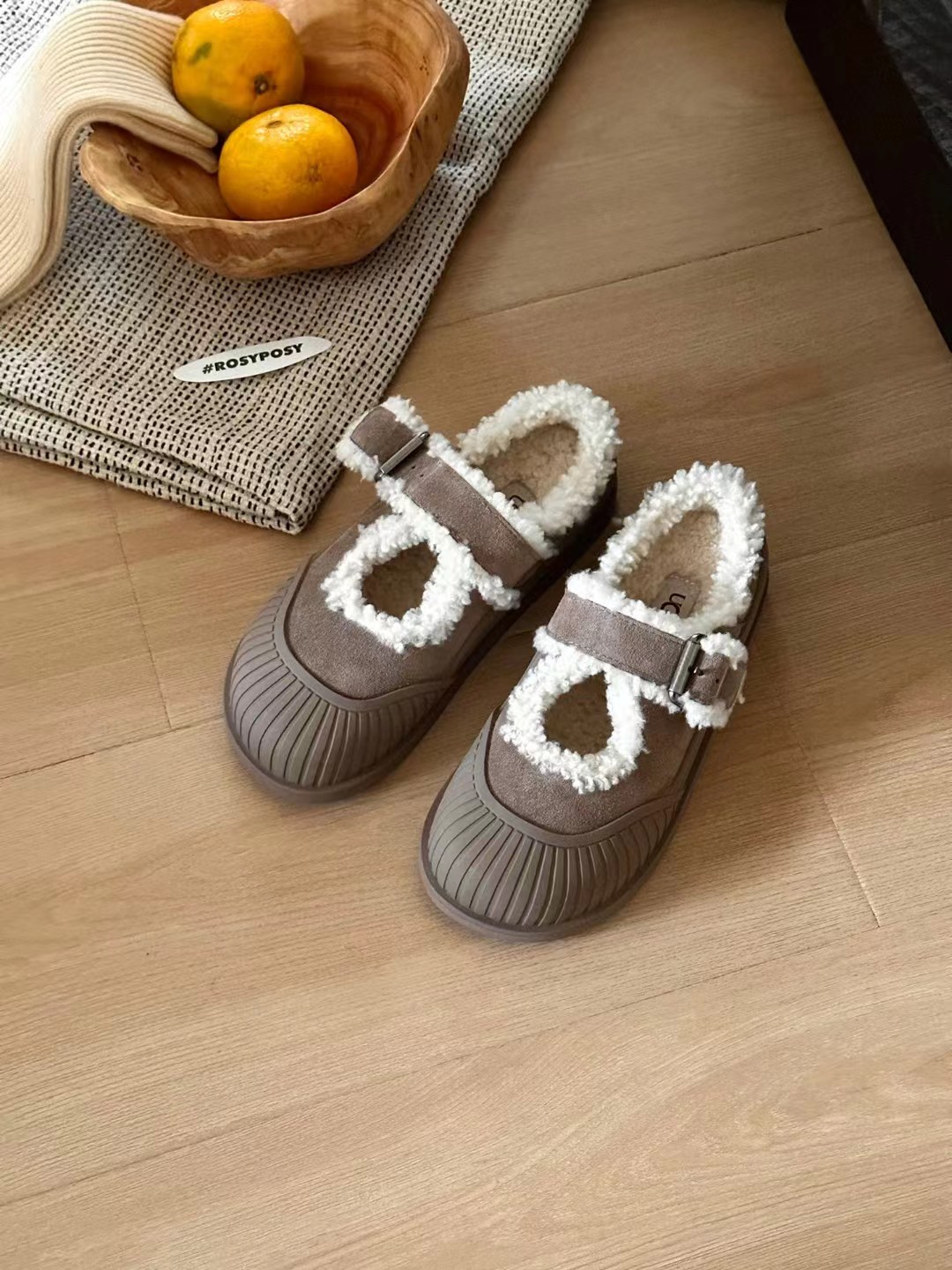 “New UGG Ballet Wool Snow Boots – Size 35-40, $600” - 图片 2