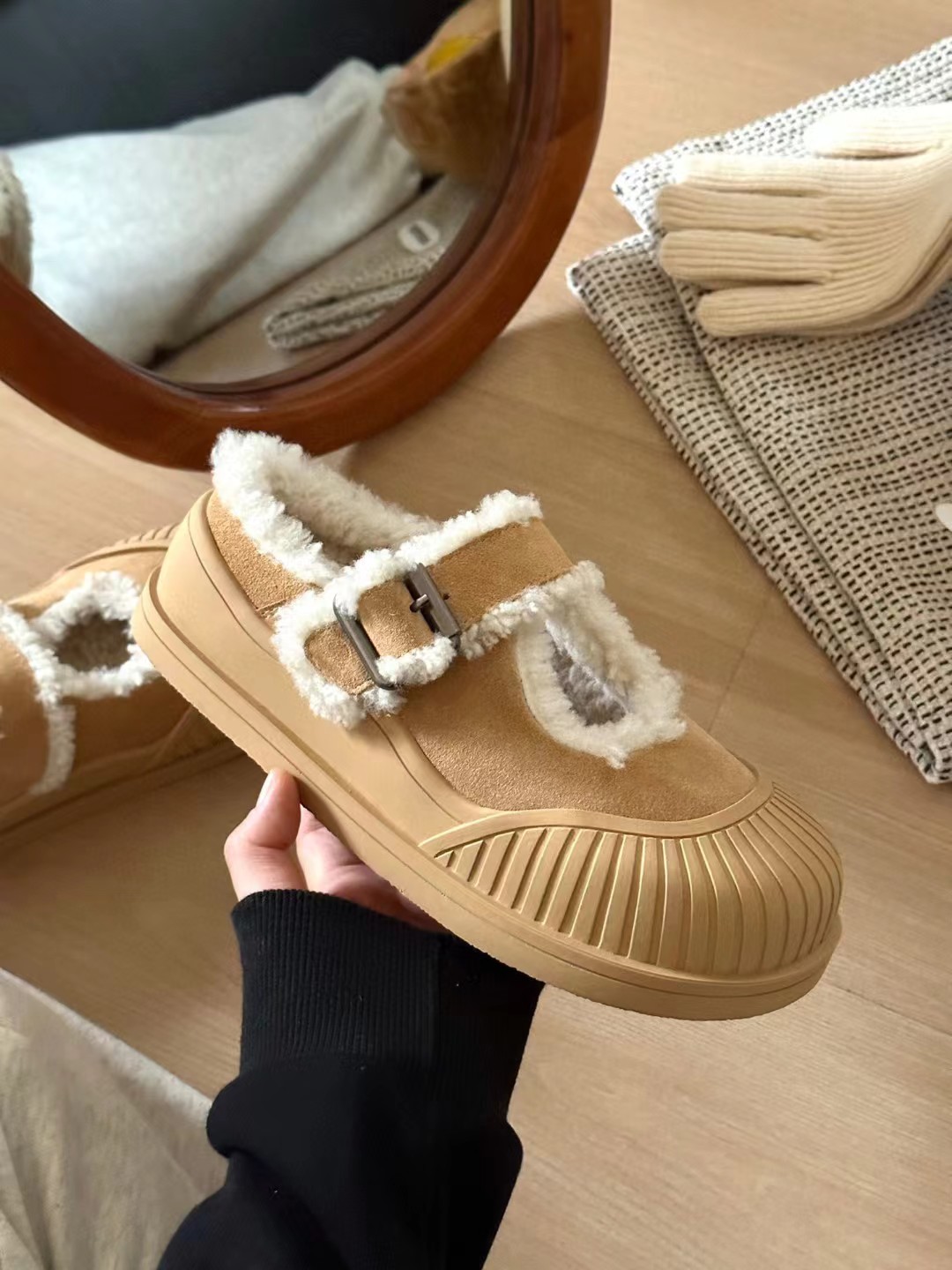 “Fresh Wool Money UGG Ballet Snow Boots, Size 35-40, Crocs Collaboration” - 图片 1