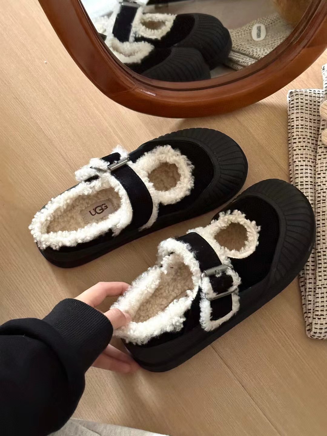 Stylish UGG Ballet Wool Snow Boots: Fresh Crocs Collaboration, Size 35-40. - 图片 1