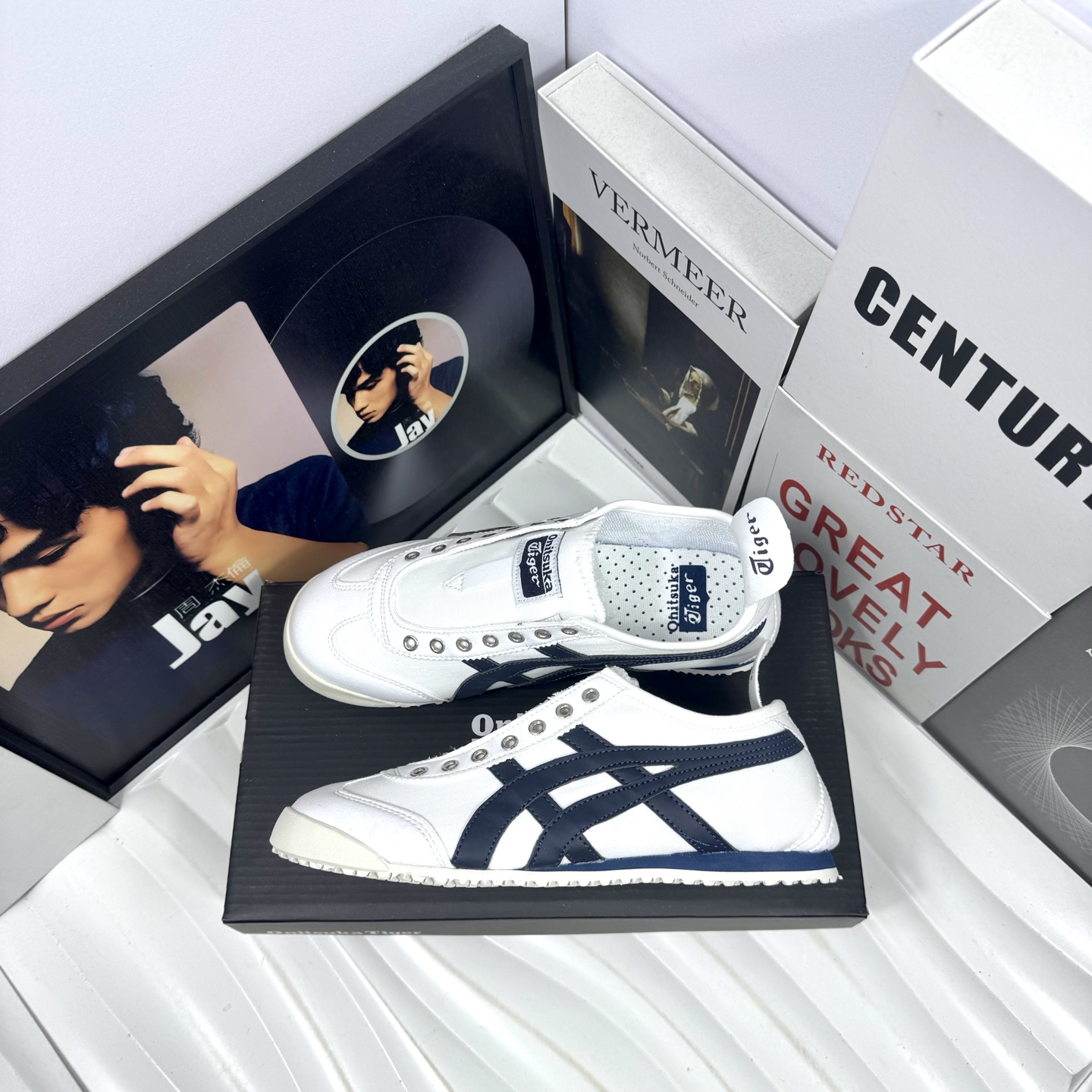 💰98
Asics Onitsuka Tiger 亚瑟士 鬼冢虎  清晰显眼 配加软鞋垫 脚感舒适度爆满 原膜原料生产 鞋底平底耐磨防滑显著 一款绝佳休闲和运动的跑步鞋
货号:鬼冢虎白深蓝
尺码:36 37 38 39 40 41 42 43 44（偏小一码）