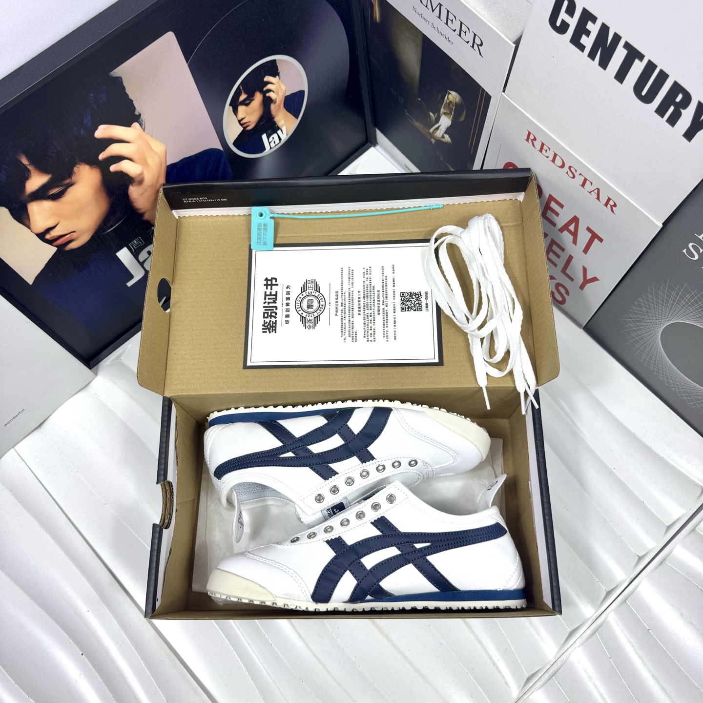💰98
Asics Onitsuka Tiger 亚瑟士 鬼冢虎  清晰显眼 配加软鞋垫 脚感舒适度爆满 原膜原料生产 鞋底平底耐磨防滑显著 一款绝佳休闲和运动的跑步鞋
货号:鬼冢虎白深蓝
尺码:36 37 38 39 40 41 42 43 44（偏小一码）