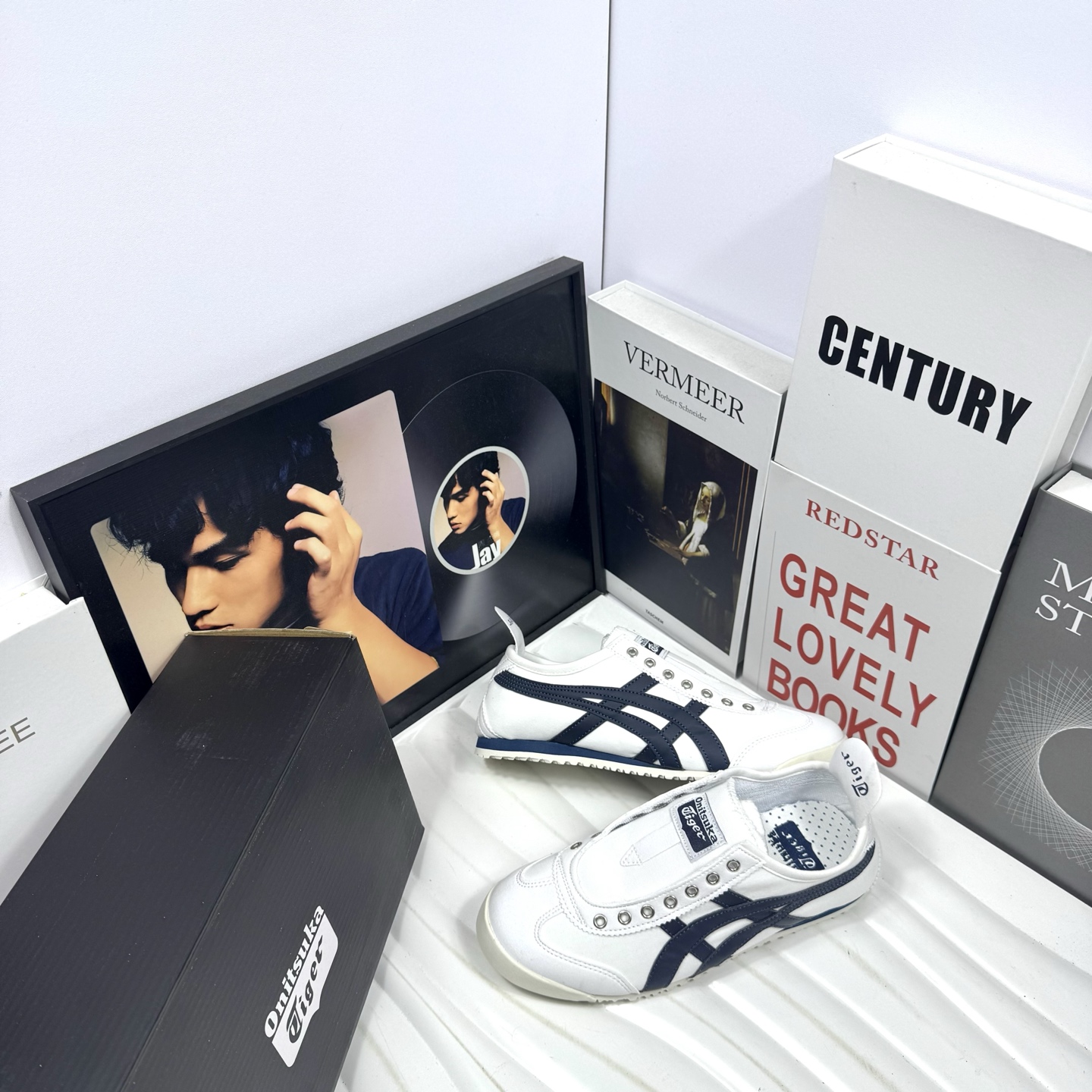 💰98
Asics Onitsuka Tiger 亚瑟士 鬼冢虎  清晰显眼 配加软鞋垫 脚感舒适度爆满 原膜原料生产 鞋底平底耐磨防滑显著 一款绝佳休闲和运动的跑步鞋
货号:鬼冢虎白深蓝
尺码:36 37 38 39 40 41 42 43 44（偏小一码）