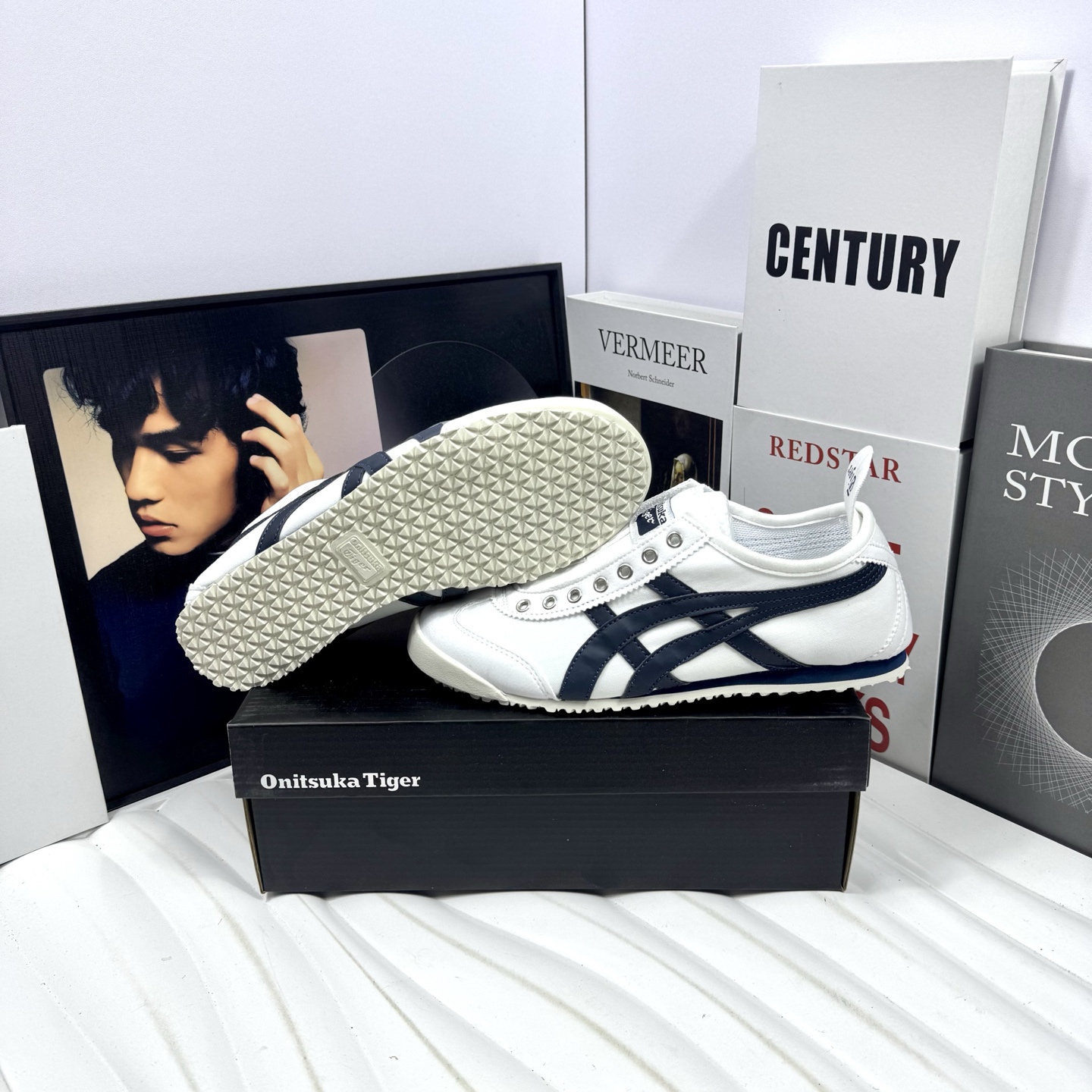 💰98
Asics Onitsuka Tiger 亚瑟士 鬼冢虎  清晰显眼 配加软鞋垫 脚感舒适度爆满 原膜原料生产 鞋底平底耐磨防滑显著 一款绝佳休闲和运动的跑步鞋
货号:鬼冢虎白深蓝
尺码:36 37 38 39 40 41 42 43 44（偏小一码）