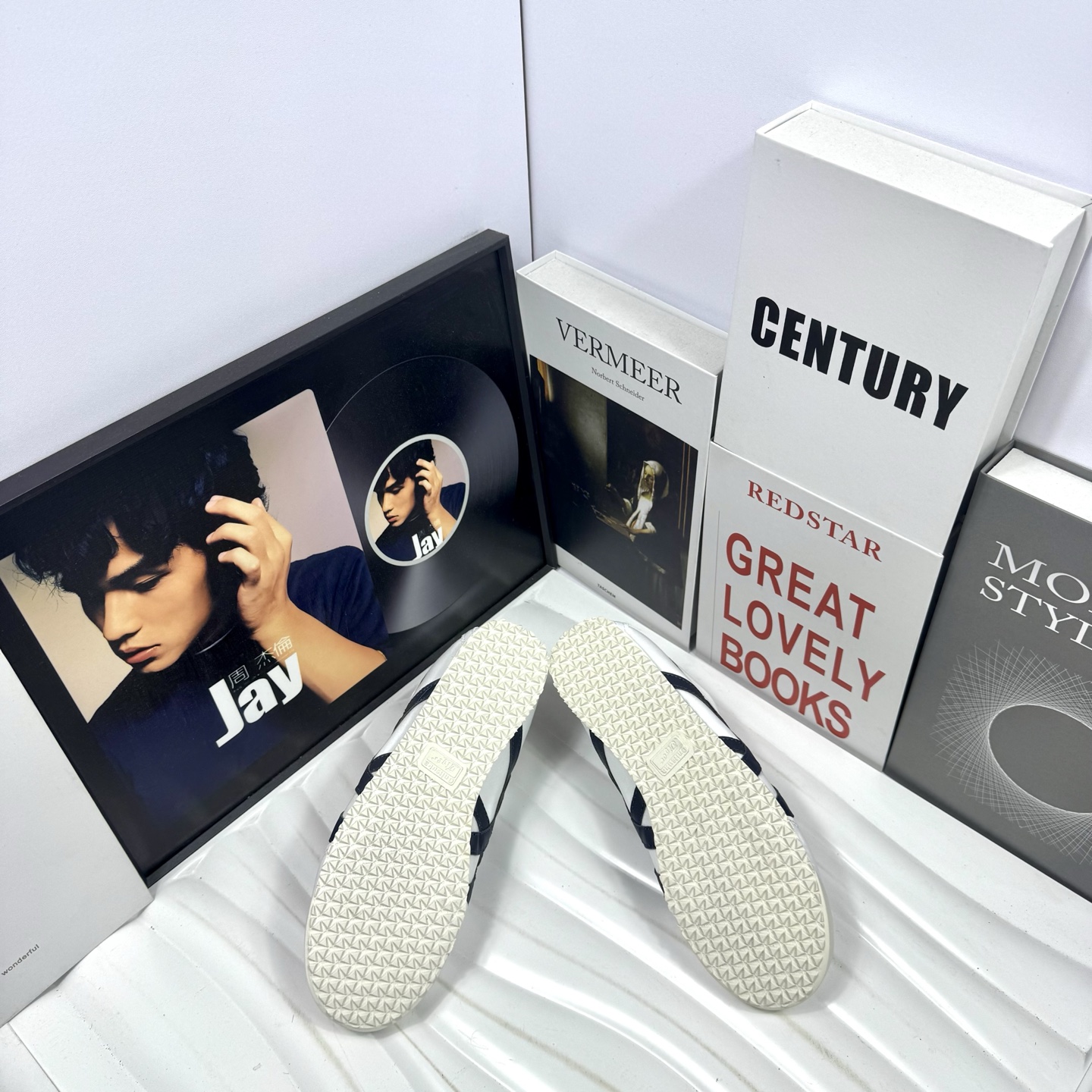 💰98
Asics Onitsuka Tiger 亚瑟士 鬼冢虎  清晰显眼 配加软鞋垫 脚感舒适度爆满 原膜原料生产 鞋底平底耐磨防滑显著 一款绝佳休闲和运动的跑步鞋
货号:鬼冢虎白深蓝
尺码:36 37 38 39 40 41 42 43 44（偏小一码）
