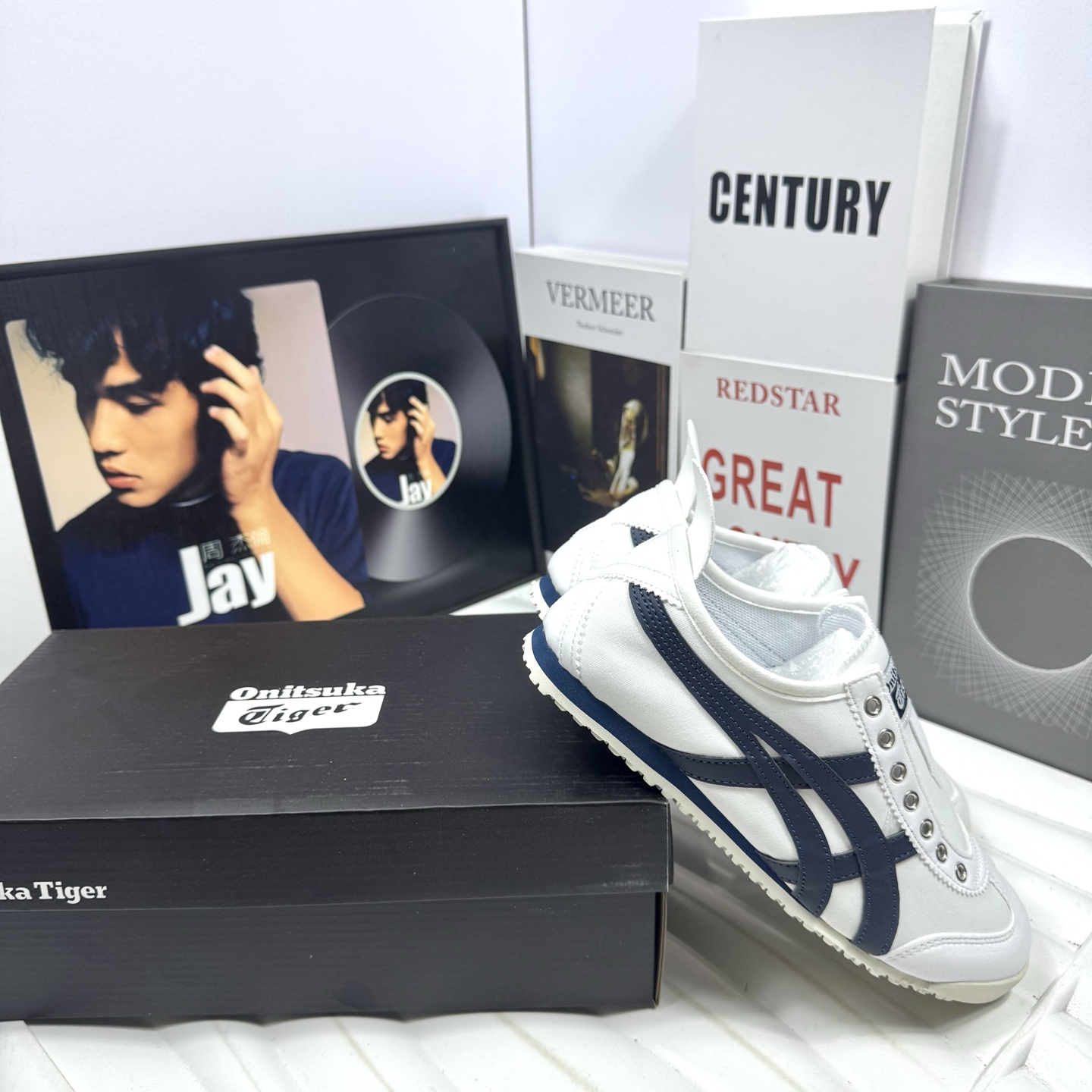 💰98
Asics Onitsuka Tiger 亚瑟士 鬼冢虎  清晰显眼 配加软鞋垫 脚感舒适度爆满 原膜原料生产 鞋底平底耐磨防滑显著 一款绝佳休闲和运动的跑步鞋
货号:鬼冢虎白深蓝
尺码:36 37 38 39 40 41 42 43 44（偏小一码）