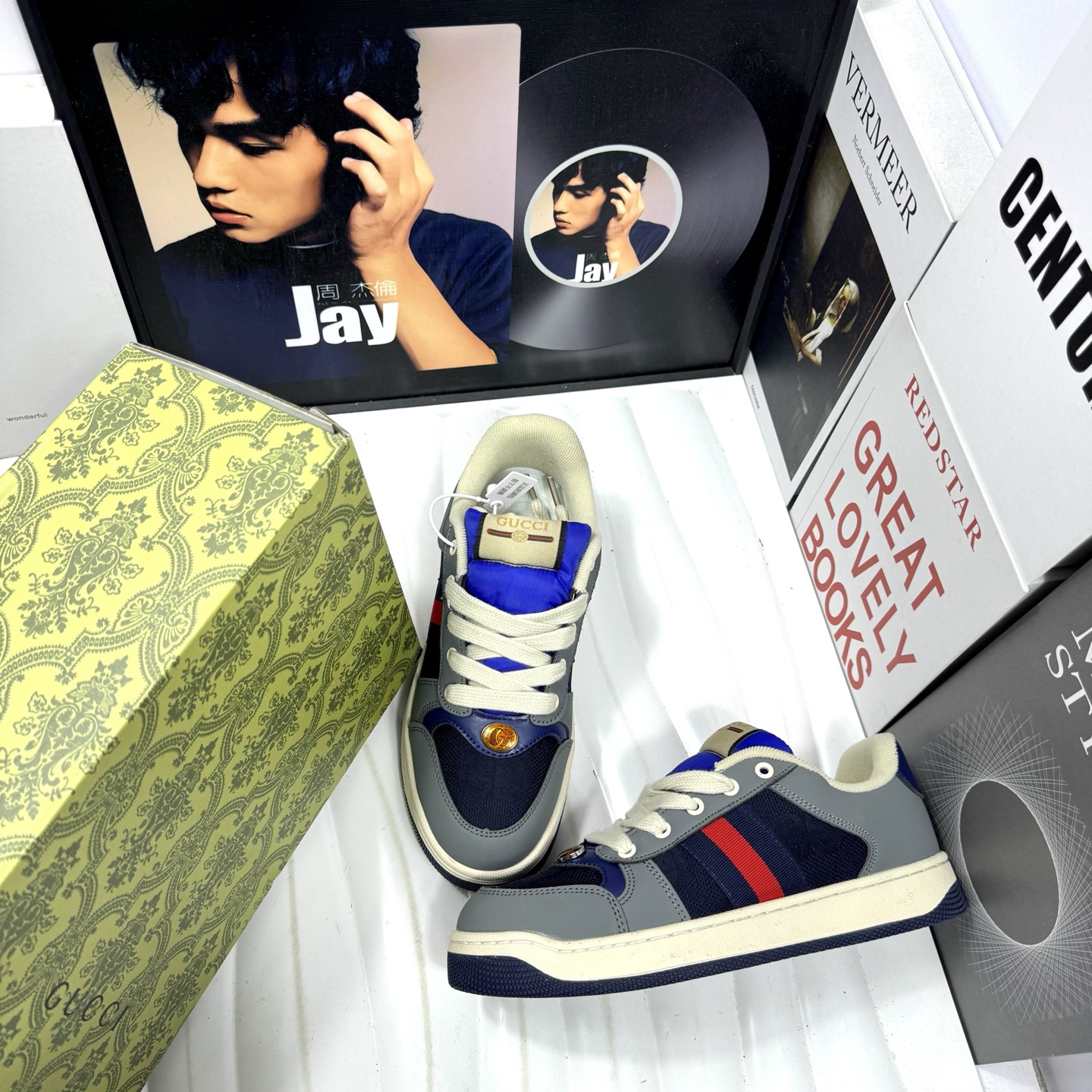 💰105
古驰灰蓝A002"DIY高端定制" 低帮休闲运动板鞋
原装头层材料 用料绝不含糊 独家版型蒸餾加工帶來的是更好的视觉和脚感体验 清洁度 电绣工艺 皮料切割干净无任何毛边 细节完美
Size：36 37 38 39 40 41 42 43 44 